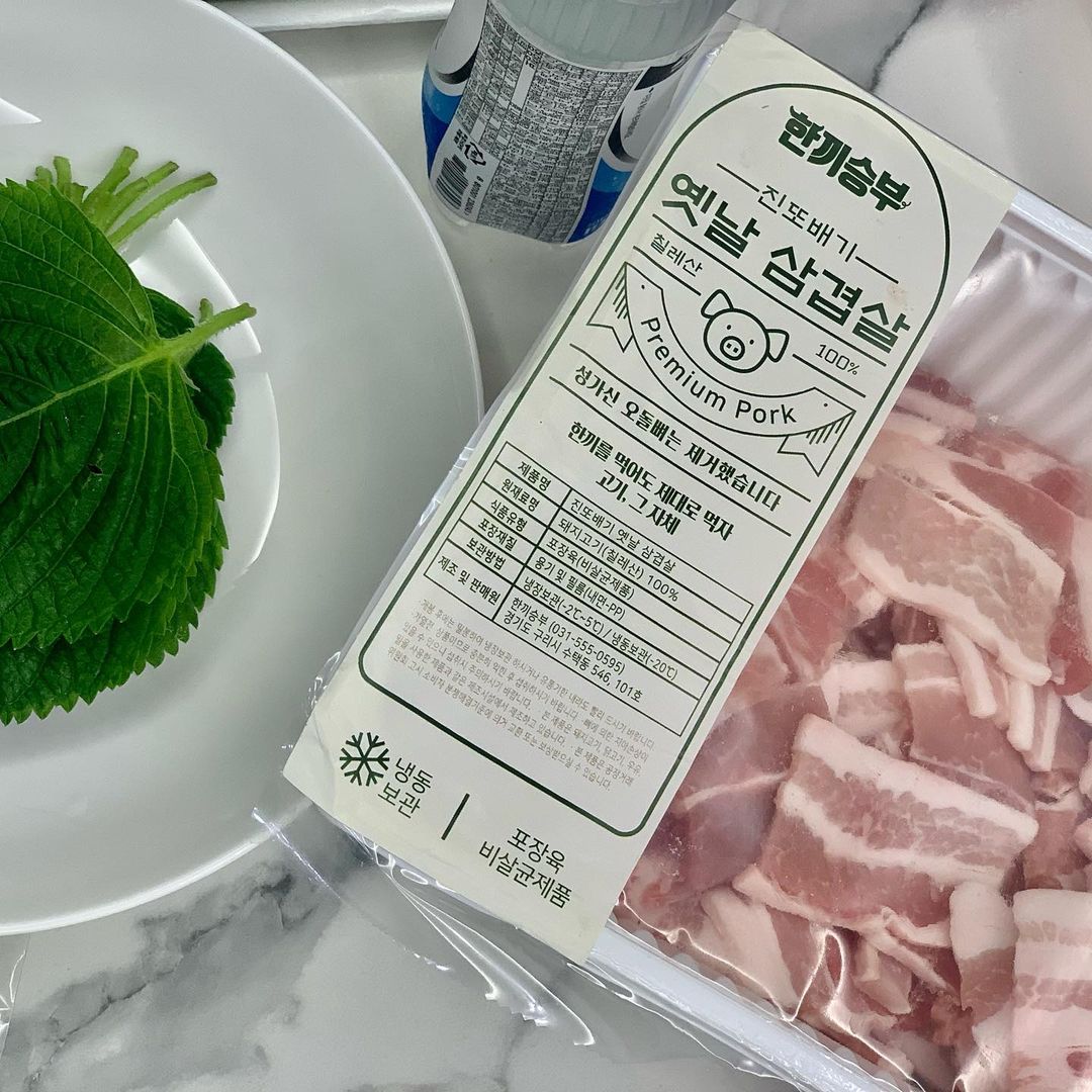 스윗수 on Instagram: “#협찬 평소 삼겹살 넘 좋아하는데 지방이랑 살코기 비율 적절해서 완전 행복했던 김치에 싸먹어도 맛있고 쌈 싸먹어도 행복 역시 고기앞으로 한끼승부의 진또