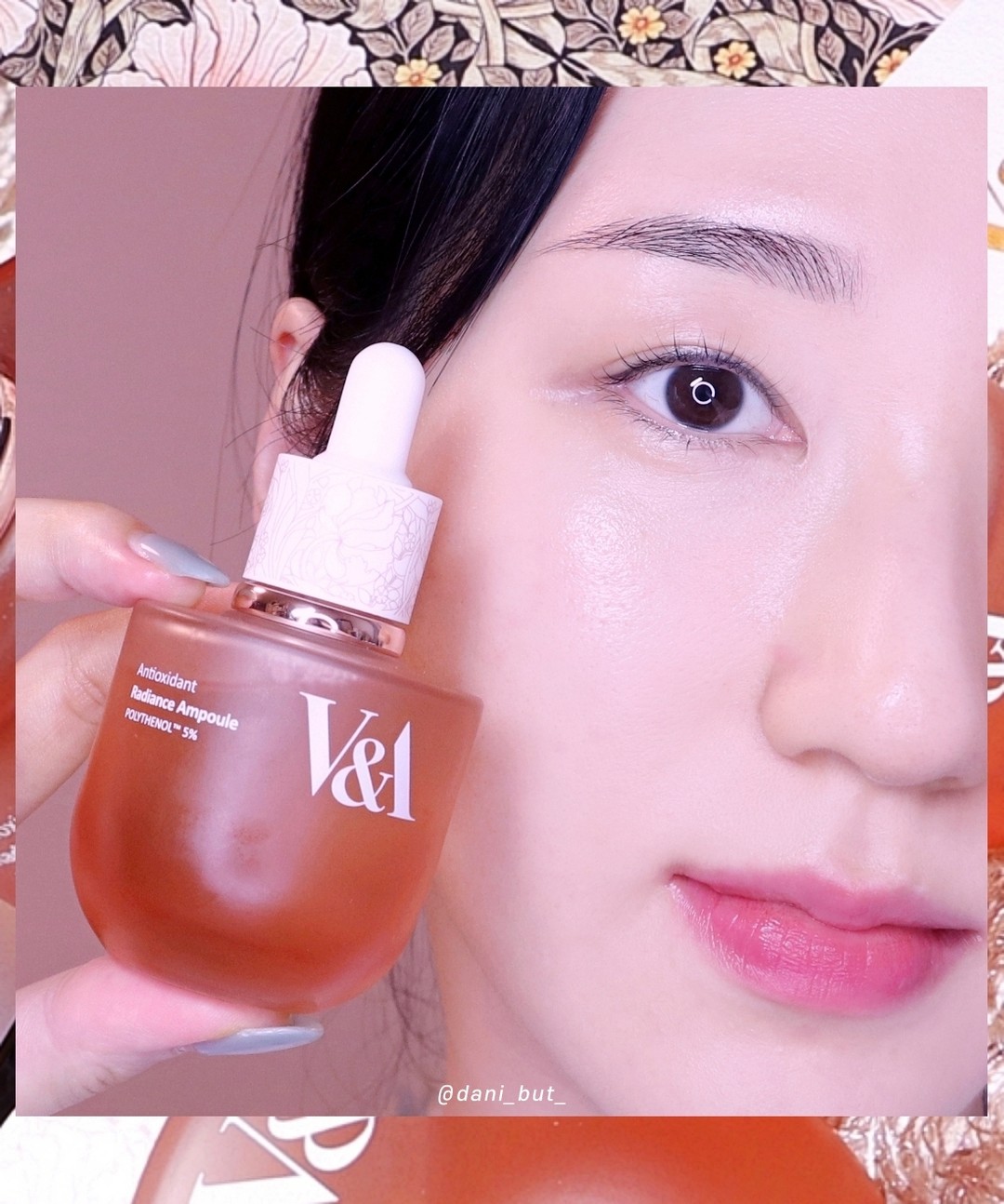 #제품제공 vabeauty.official
피부 속부터 겉까지 투명하게 #더블기미케어
⠀
앞서 영상으로 살짝 소개해 드렸던
V&A #안티옥시던트래디언스앰플 !
일주일 동안 사용해보고 후기 가져왔어요😀
⠀
⠀
#항산화 성분을 가득 담았지만 무겁지 않고
빠르게 흡수되어 산뜻하게 마무리돼요!
민감한 피부인데 딱히 자극도 없어서 요즘 날씨에
아침, 저녁으로 매일매일 바르기 좋았어요🧡
⠀
피부 속까지 끈적임없이 가볍게 흡수되면서
피부가 촉촉하고 쫀쫀하게 유지돼요!
겉기미와 속기미를 동시 케어하는 #항산화앰플 로
일주일정도 되니 속부터 맑아지는 느낌이랄까요-?
피부가 건강하게 케어되는 느낌이라
저는 너무 만족스럽게 사용하고 있어요!
⠀
⠀
아직 1주차지만 앞으로도 꾸준히 사용해보며
#기미잡티 를 케어해 투명하고 맑은 피부로
만들어 볼테니 후기 기대해 주세요:3
⠀
⠀
#브이앤에이 #브이앤에이앰플 #바르는항산화 #파우더룸 #파루미언서 #스킨케어