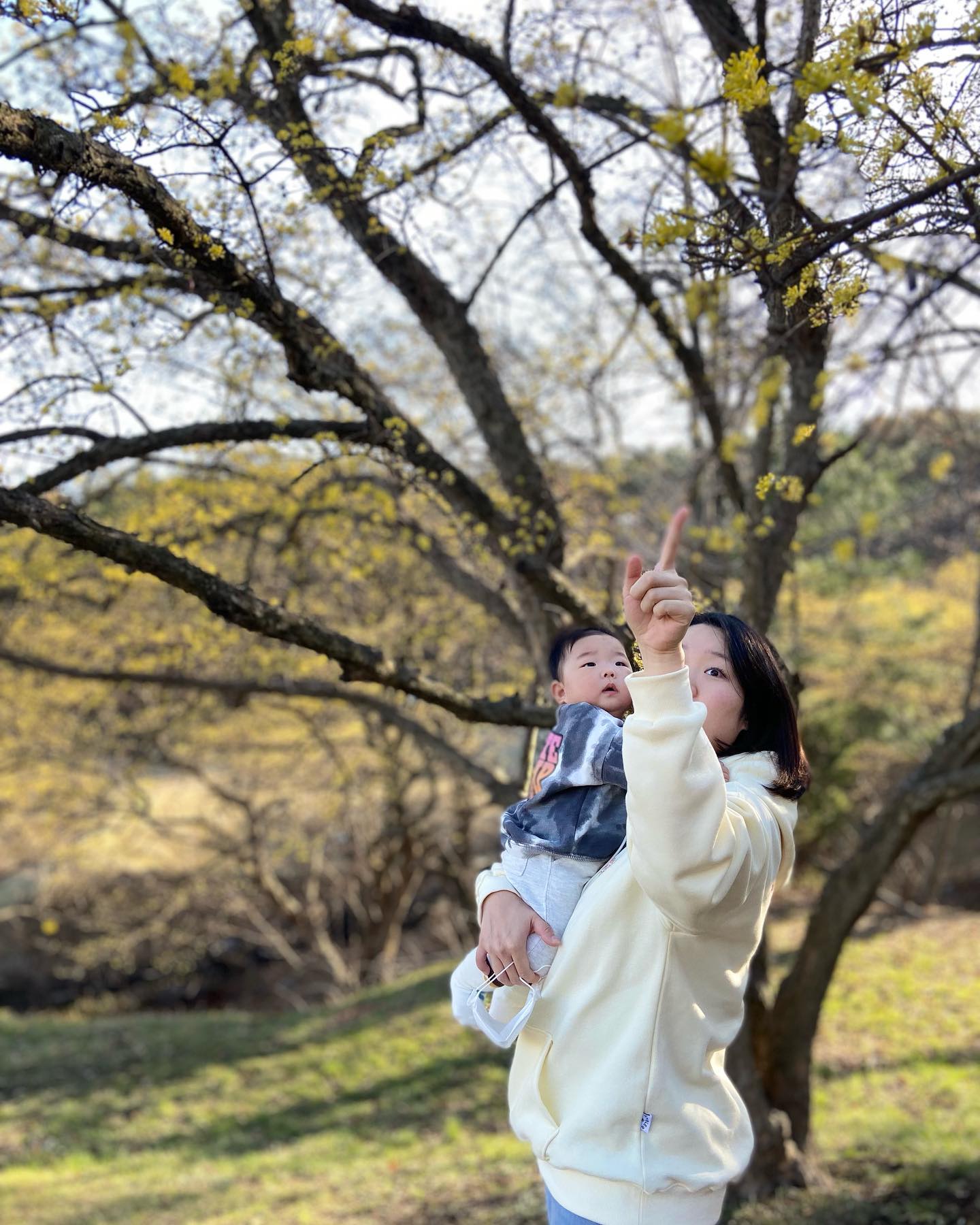 노랑노랑 봄바람🌬
-
-
 #이천산수유마을 #산수유마을 #산수유꽃 #봄꽃 #꽃놀이 #주말나들이 #👨🏻👩🏻👶🏻 #세가족 #이천마실 #6개월아기 #아들바보 #단발컷 #잘가요긴머리