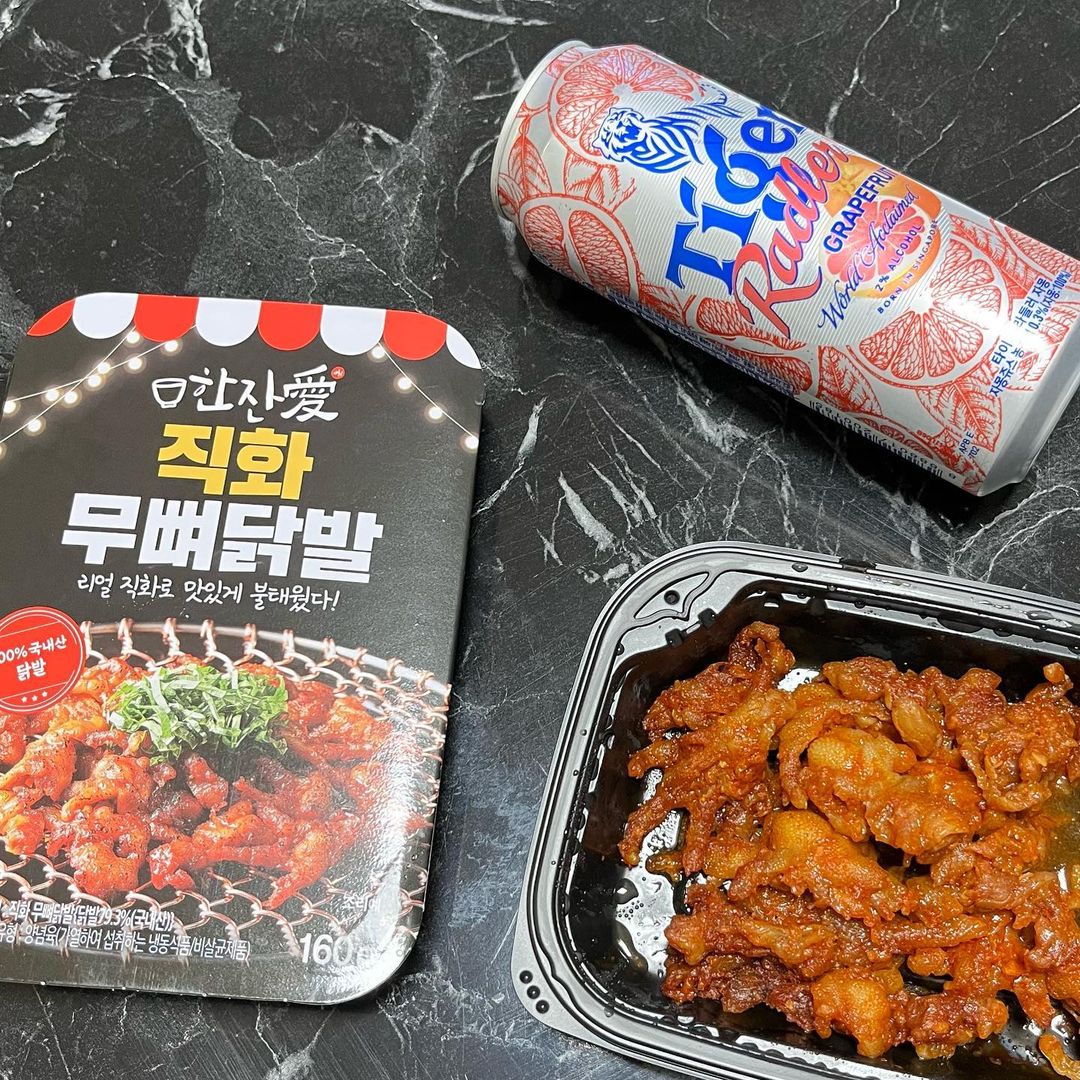 나 령 on Instagram: “#협찬 최애 음식 중 하나가 닭발인데 이번에 불맛지대로 나는 닭발 찾아따,,,,🔥 리얼직화로 구워서 향이 솔솔나고 특제 소스로 자꾸 생각나는 매운맛,,,, 방부제,