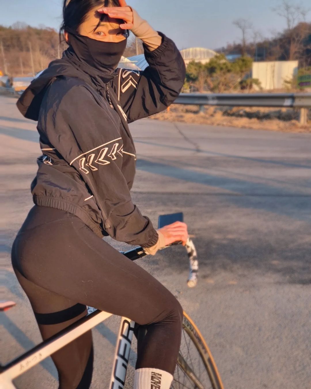 송채영 🚵 team dopezone on Instagram: “올해겨울은 동계져지랑 슈커버 사야지 하다가 미루고 결국 겨울을 보내고 봄 앞둔 사람입니다^^,,, 😢 보다시피^^,,,,, 이룩은.... 레깅스 입니다 깔깔.... 슬