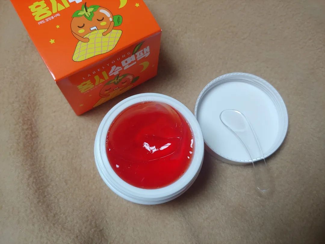말캉한 젤리같은 제형에
달달한 향이 기분 좋은 #홍시수면팩

듬뿍 바르고 자고 일어나면
세상 부드러운 피부로 변신!!

끈적이지않고 산뜻하게 흡수되어서
더 손이 자주 가는 아이템💛