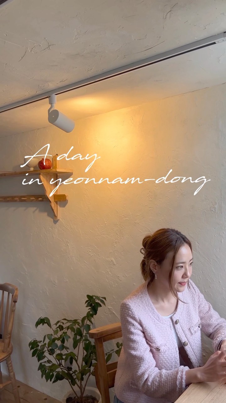 욕조 앞 포토존이 너무 예쁜
연남동 브래디스 커피에 다녀왔다.
오픈한지 얼마 안되서 후기가 많이 없는데
사람 많은 핫플보다 조용한 숨은 핫플이
방문했을 때 더 좋은 법👏

1층은 칵테일바, 2층은 커피바이고
숲 속에 숨어있는 가정집에ㅋ 방문한 듯한 인테리어에
소품 하나하나가 유화 그림같은 감성 뿜뿜🤍

아직은 사람이 많지 않았지만 
입소문 나면 웨이팅이 생길 거 같다.

보기에 예쁜 메뉴 시키고 싶어서
에이드랑 딸기 라떼 주문🍓
커피맛도 궁금하니 다음에 또 방문해야 겠다.
(여기는 컵이랑 빨대도 친황경 소재라고 한다. 
이것도 맘에 드네.☺️)

저스트텐동-꽈페-브래디스 커피바까지
이날은 브이로그 컨셉💕
시간도 오래 걸리고 중간중간 빵구난 부분도 있지만
보완해서 다음에 또 찍어 보는걸로-

이상 이네의 연남동 투어 끝!
.
.
.
#브래디스커피바 #브래디스커피 #연남동카페 #홍대카페 #상수카페 #합정카페 #연남동맛집 #홍대맛집 #홍대핫플 #연남동핫플 #연남동데이트 #연남동디저트 #홍대디저트 #저스트텐동 #꽈페 #카페맛집 #신상카페 #감성카페추천 #데일리