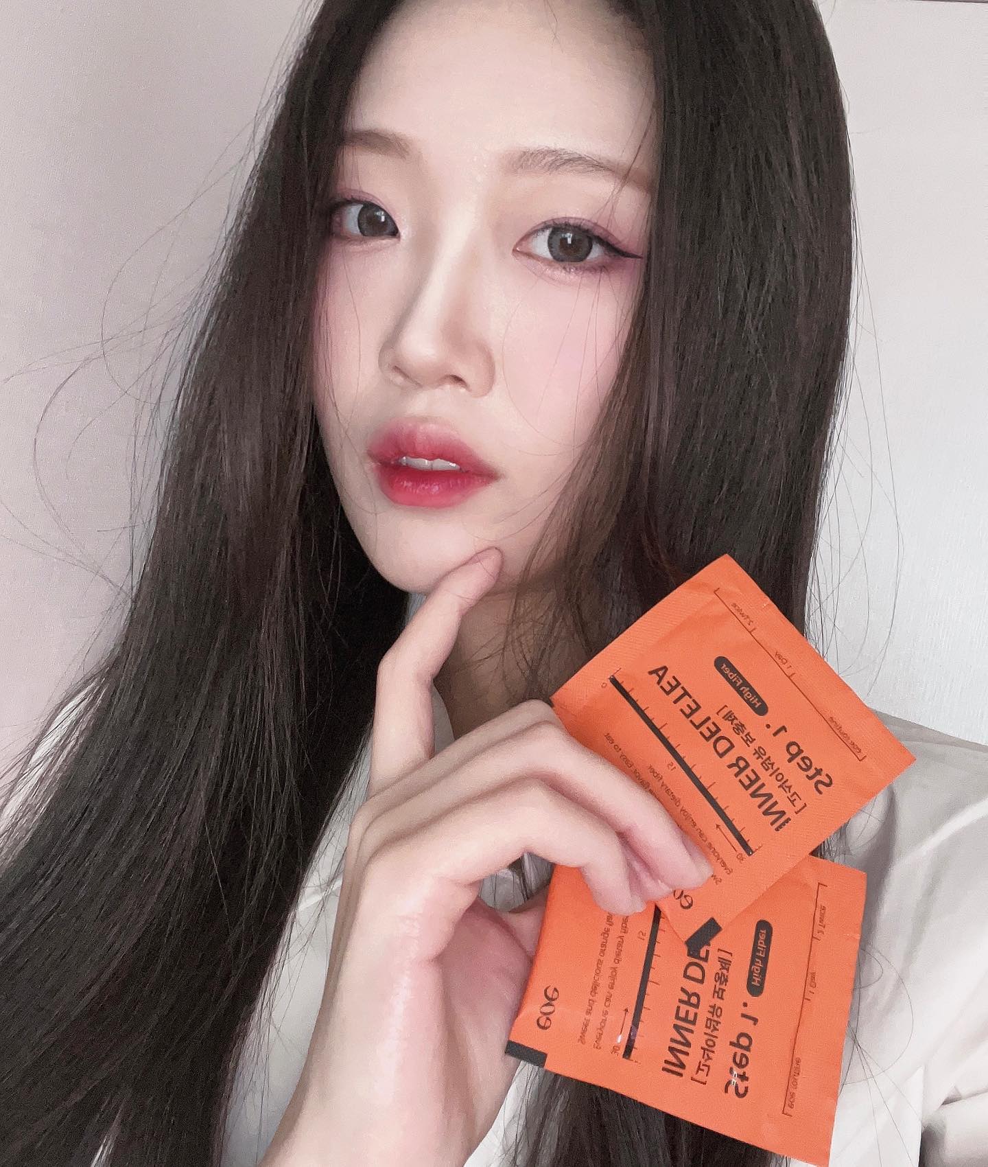  “#협찬 요즘 잘 먹는 만큼 잘 챙겨먹는 식이섬유보충제 이너딜리티에요! 마시는 형태라 부담없이 간편하게 섭취할 수 있고 오렌지 맛이라 거부감 없이 먹을 수 있어요 :) 5종 식이섬유가 함유되어 있어서 은근 포만감까지 〰️”