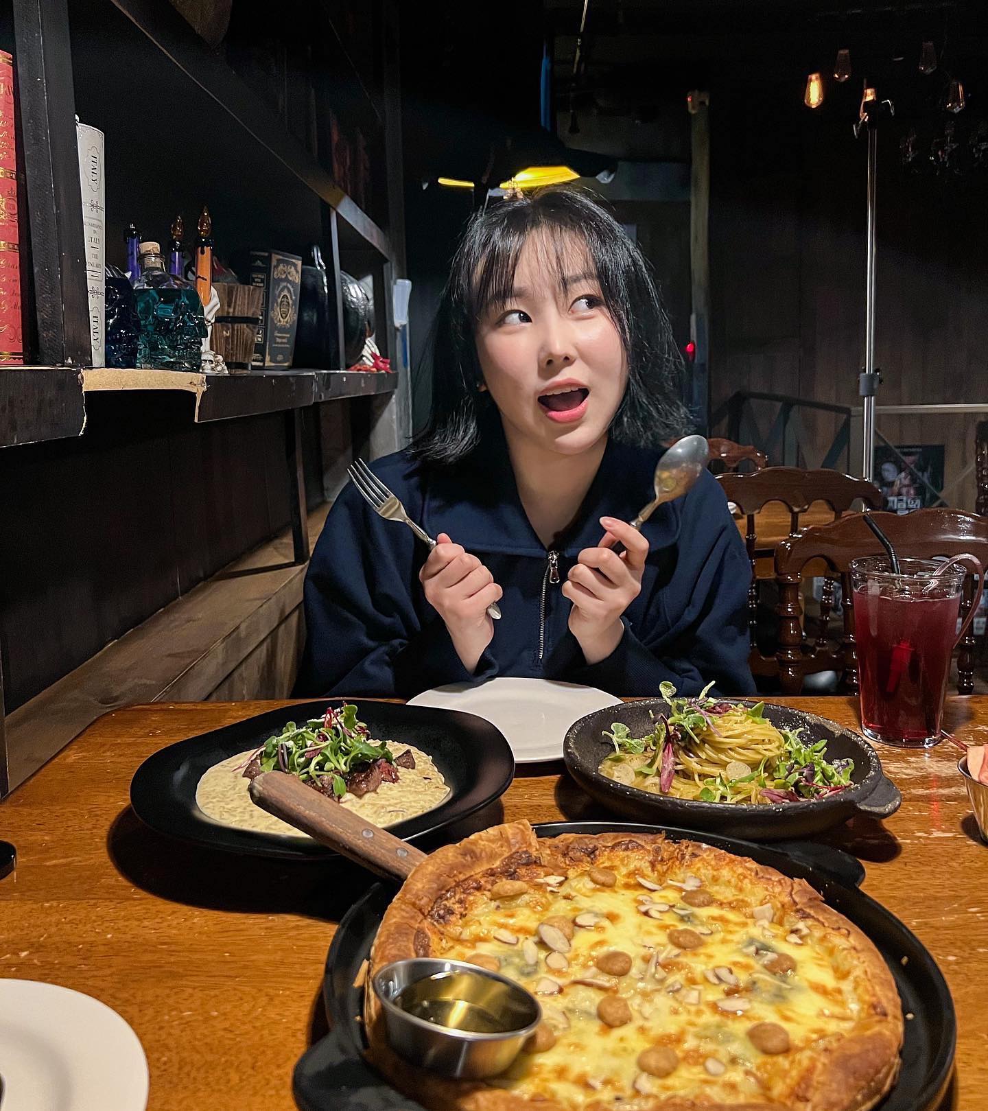 #광고 
마녀주방 다녀왔어요!!🧙‍♀️

신메뉴 트러플알리오올리오&고르곤크럼블피자
그리고 마녀주방 갈 때마다 필수 주문하는 
큐브스테이크크림리조또까지!

이번에도 아주 맛있게 잘 먹고 왔습니다😋😋

특히 트러플알리오올리오는 트러플 좋아하시는 분들 무조건 시켜야하는 메뉴! 파스타에 트러플 향이 도니 너무 잘 어울리고 맛있어요 👏👏 

아! 그리고 제가 갔던 홍대점은 1층에 다양한 소품과 포토존까지 준비되어 있었다는..! 
사실 저는 먹는데 정신팔려서 포토존이 있다는 사실도 이제야 알았지만….하하😅 
여러분들은 방문하셔서 맛있는 음식도 먹고 포토존에서 사진도 예쁘게 찍고 오세요!

매장분위기가 독특하고 예뻐서 컨셉사진 인생샷 가능!👍🏻 ⠀
⠀

⠀
#홍대맛집 #홍대맛집추천 #홍대데이트 #이색맛집 #사진맛집 #마녀주방