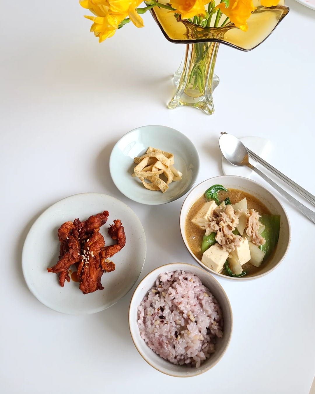 아빠가 만든 나무그릇으로 식탁을 차려요🥘 on Instagram: “[제품협찬] 요즘 TV CF에서 자주보이는 장윤정의 술안주 #한잔애 #직화닭목살구이 먹어봤어요🐔 한마리에 딱 한점만 나온다는 쫄깃