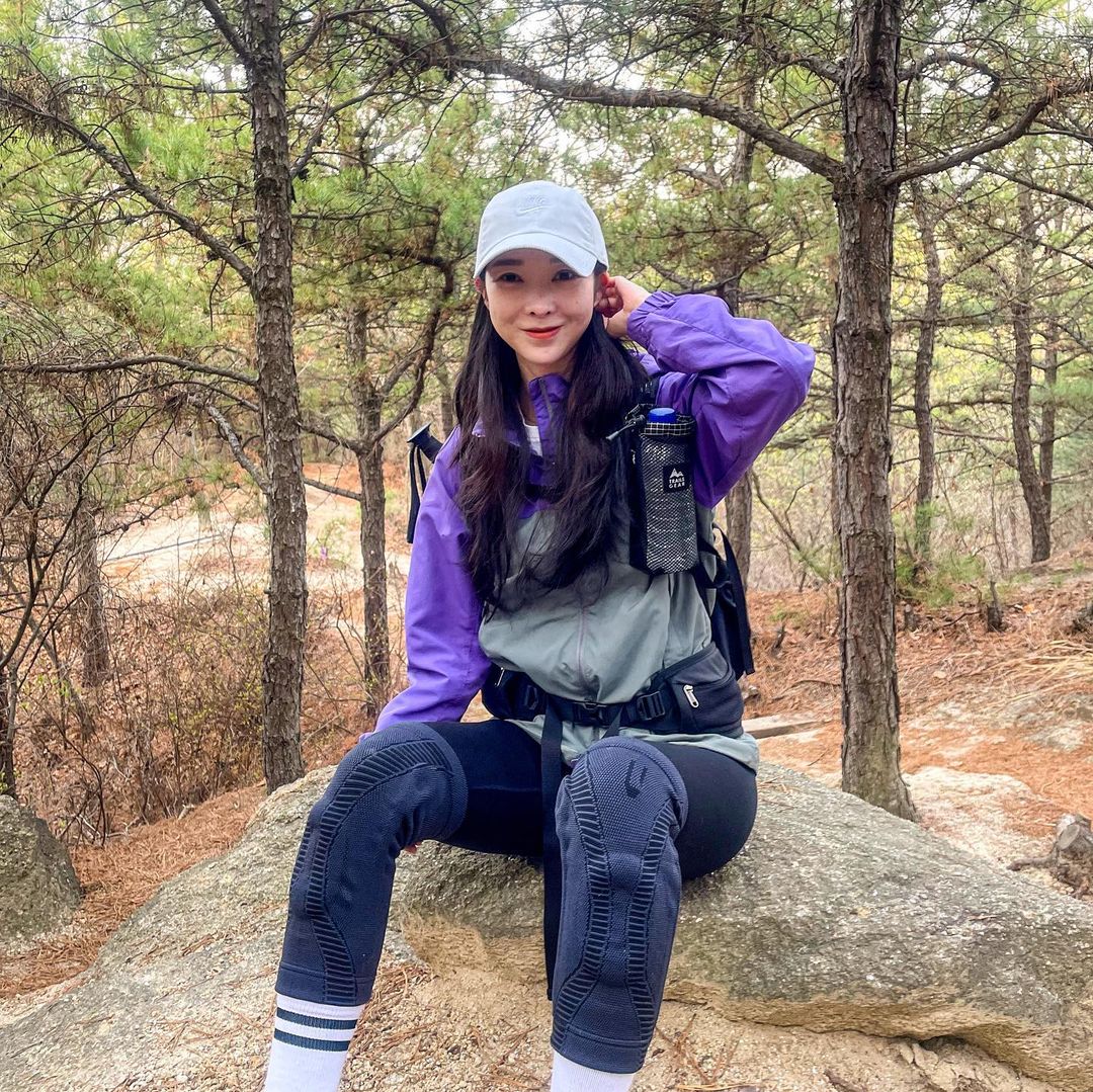자연이 좋은 슈갱🌿 on Instagram: “나의 무릎지킴이 #울티모 클래식 무릎보호대🦵🏻 ⠀ 저의 취미는 러닝과 등산입니다! 운동으로 무릎에 무리가 가기 쉬운데 우린 등산할때도 무릎에 무리
