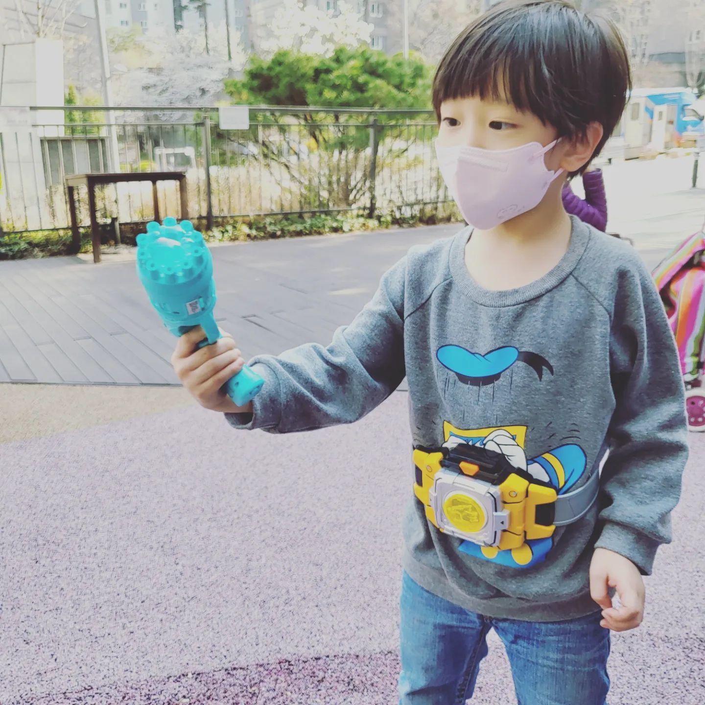 오랜만에 나간 놀이터
비소식에 다 떨져버릴 #벚꽃 #끝물 보러 다녀옴
주말은 쉬는게 맞다는게 #나의상식 이지만
나가게 옳다는, #무논리 밍이의 성화에 나온 #소풍
#딸기바나나 가 들어있는 도시락은 없지만
처음 만난 #스파이더맨 동생과 #미니특공대 밍
그리고 세상예민한 션과함께 
#봄 #육아 그리고 #히어로