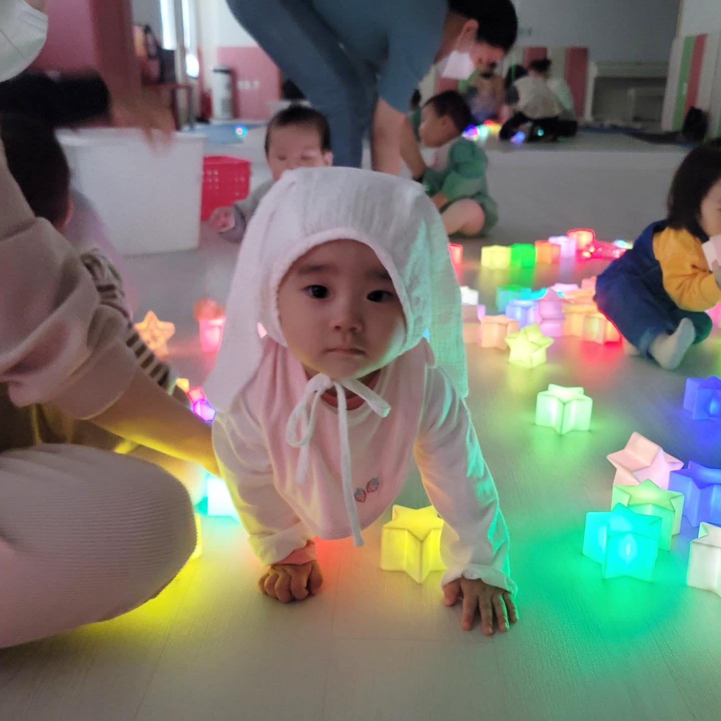 울 이서 첫 문센!
#반짝반짝작은별 🪄🌟
작년부터 매일 집에만 있는게 미안해서
일주일에 한번 문센가기루!🌷
이서가 너무 좋아해서 다행! 
엄마가 폰을 차에 두고오는 바람에 이모폰 동냥해 다급하게 찍은 사진들이라 ㅋㅋㅋㅋ 예뿌게 찍기 못했네🥲 
엄마는 아이폰체질..ㅠㅠ

#나의이서💕 #10개월아기 #딸맘 #육아중 #문화센터 #육아맘
#육아스타그램 #아기일상 #아기셀카 #문센데이 #제주일상