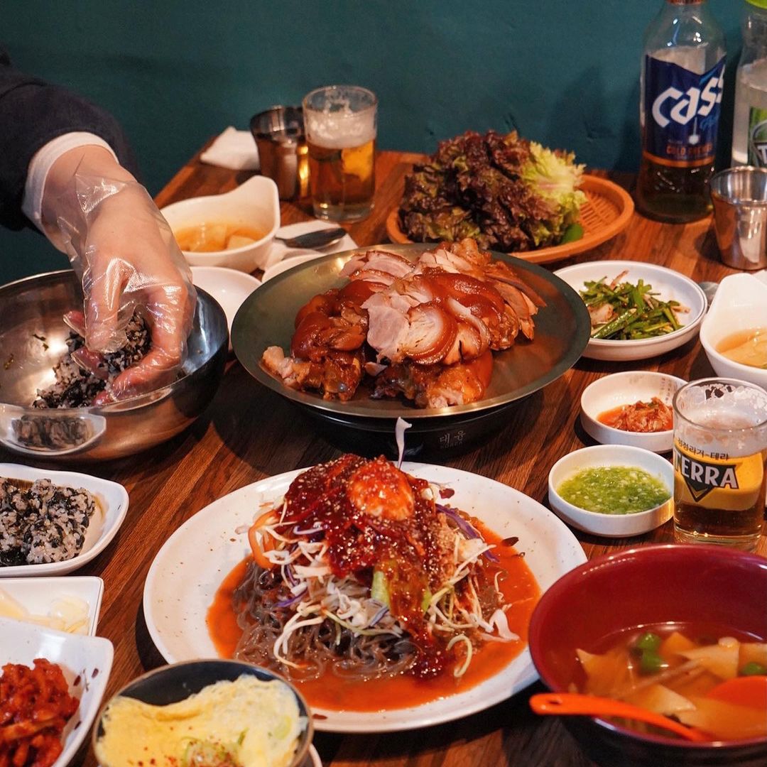 @gn_jung on Instagram: “#협찬 #족발맛집 #호야네족발 배 터지게 먹고 온 족발 집!🐷 족발小 막국수小와 주먹밥을 먹고 왔습니다. 우리 처럼 많이 먹는(?) 2인이 남김없이 먹기에 딱 좋더라고요!