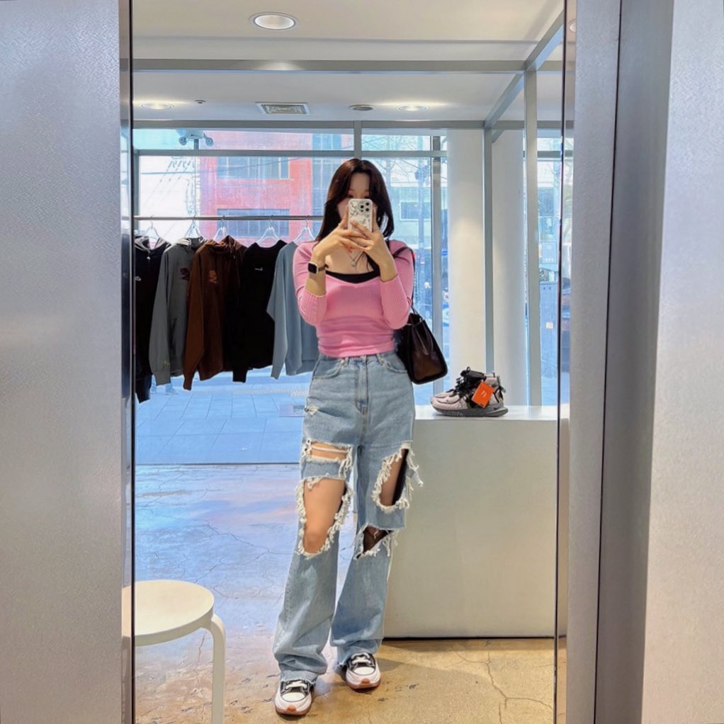 🌸

톤그로지만 넘 예쁜 핑크였엉

#마르디메크르디 #스탠드오일 #컨버스 #컨버스런스타하이크 #자라 #벚꽃 #ootd #dailylook #데일리룩