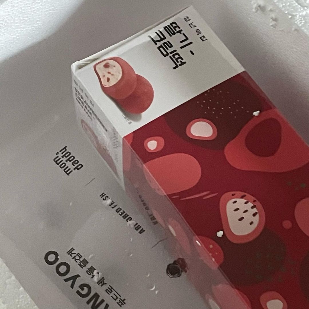 @n_ew.__.yummy on Instagram: “[청년떡집] ☑️딸기-크림떡 차갑게 먹어서 더 쫀득하고 안에 들어있는 크림과 딸기알갱이가 씹혀서 너무 맛있었던,,🍓♥️ 선물받아서 이번기회에 처음 ‘청년떡