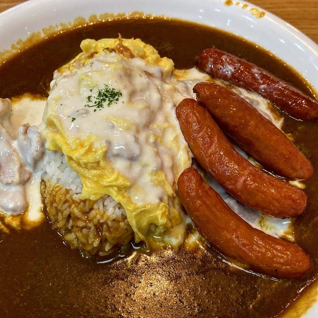 먹뜰이 on Instagram: “#코코이찌방야 🪧이날의 메뉴 [ 치킨크림오무 $12,900원, 토핑추가 하프소시지 $1,600원 ] 여기가. 진짜 카레 맛집. 사골보다 깊고 진하게 우린다.. #일본식카레 전문점 🍛