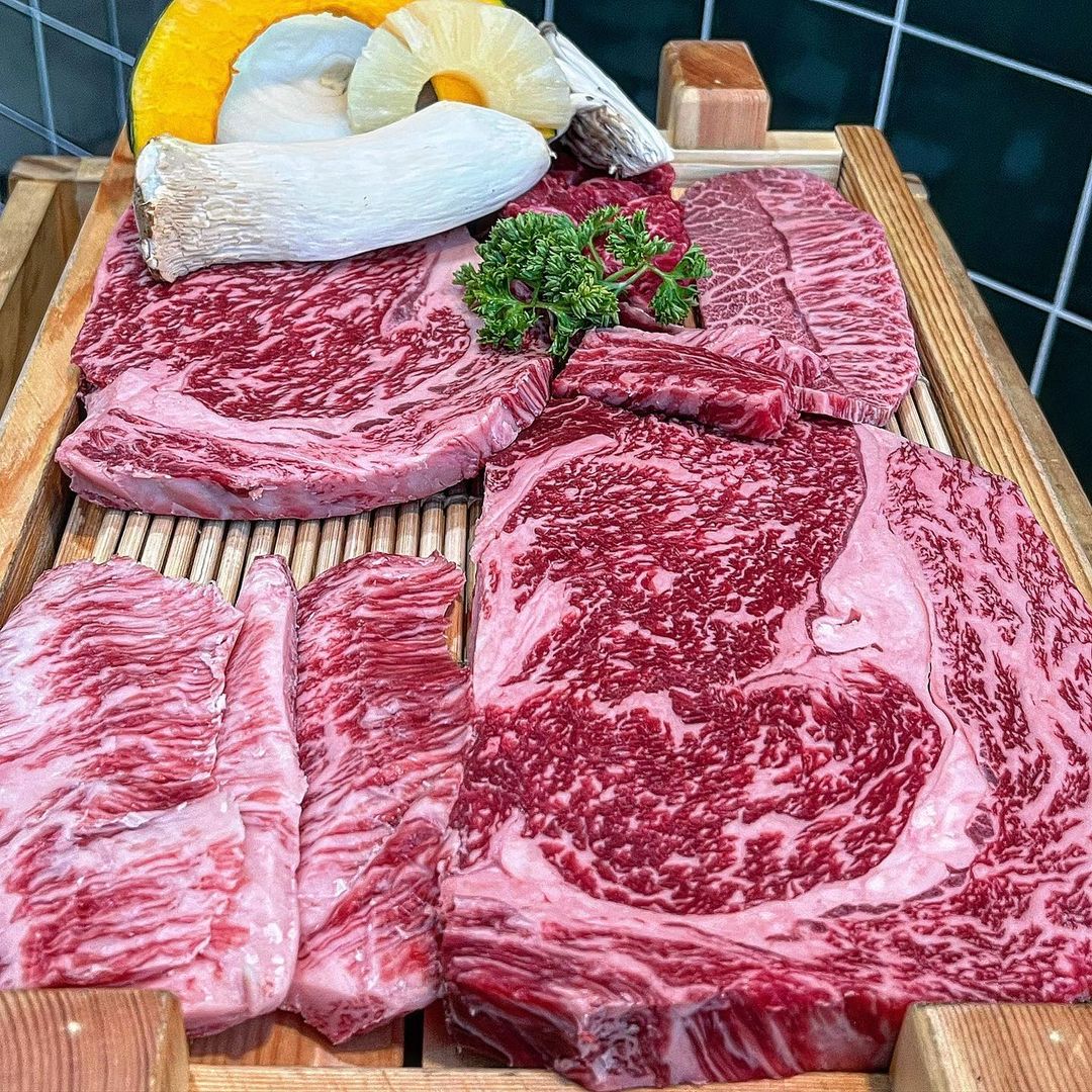 먹뜰이 on Instagram: “#화람한우 🪧이날의 메뉴 [ 화람 숙성 B세트(850g) $169,000원 ] 화람한우. 꽃(등심)을 입에 넣다. 1++등급 고기를 21일간 웻에이징! 정육점식 식당이 아닌데 독특하게 숙성냉