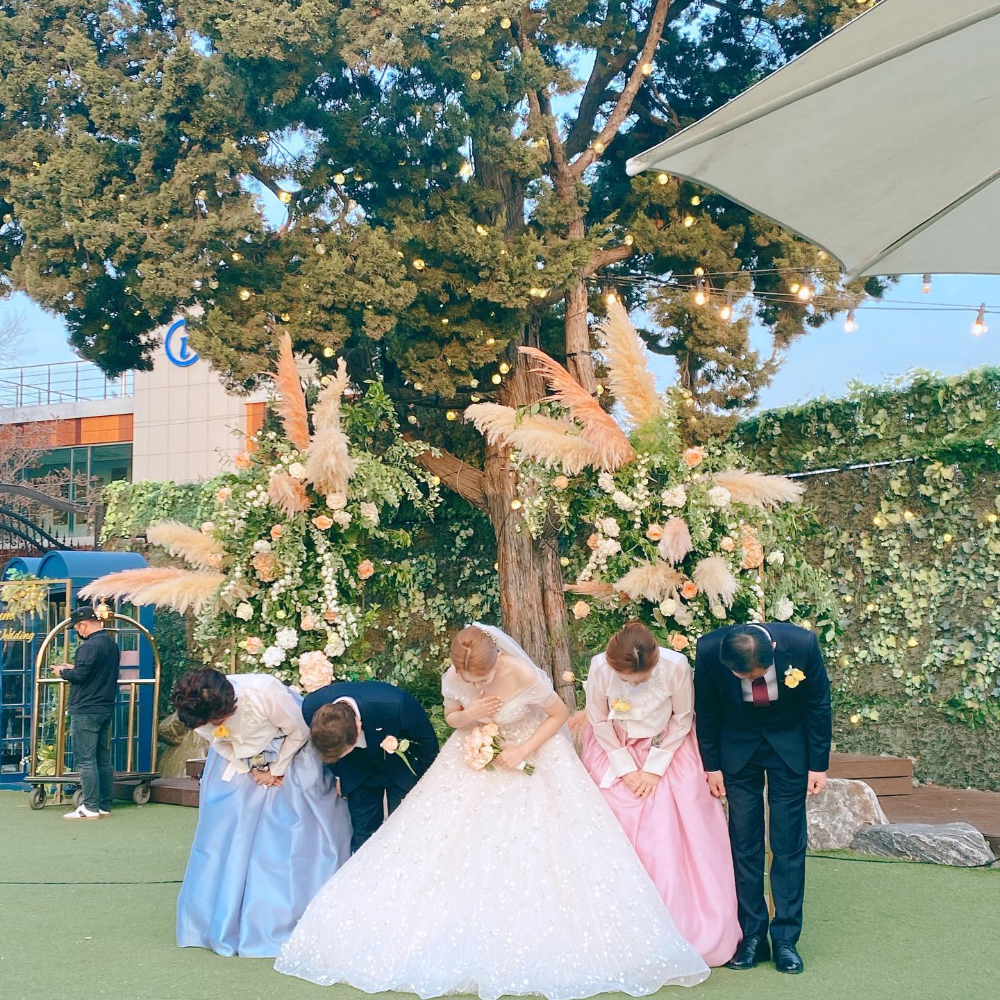 2022.04.09💍

코로나 시국에도 많은분들이 귀한 발걸음으로 자리를 빛내주시고 축하해주신 덕분에 무사히 잘 마무리 할 수 있었습니다 

아울러 개인사정으로 인해 연락으로 마음써주시고 축하해주신 모든분들께도 너무 감사드립니다 

결혼준비하며 제 주위 좋은 분들로부터 많은 사랑을 받았습니다 💕

앞으로도 주신 사랑, 감사한 마음 잊지않고 간직하며 
서로 아끼고 사랑하며 예쁘게 잘 살겠습니다🙇🏻‍♀️🙇🏻❤️