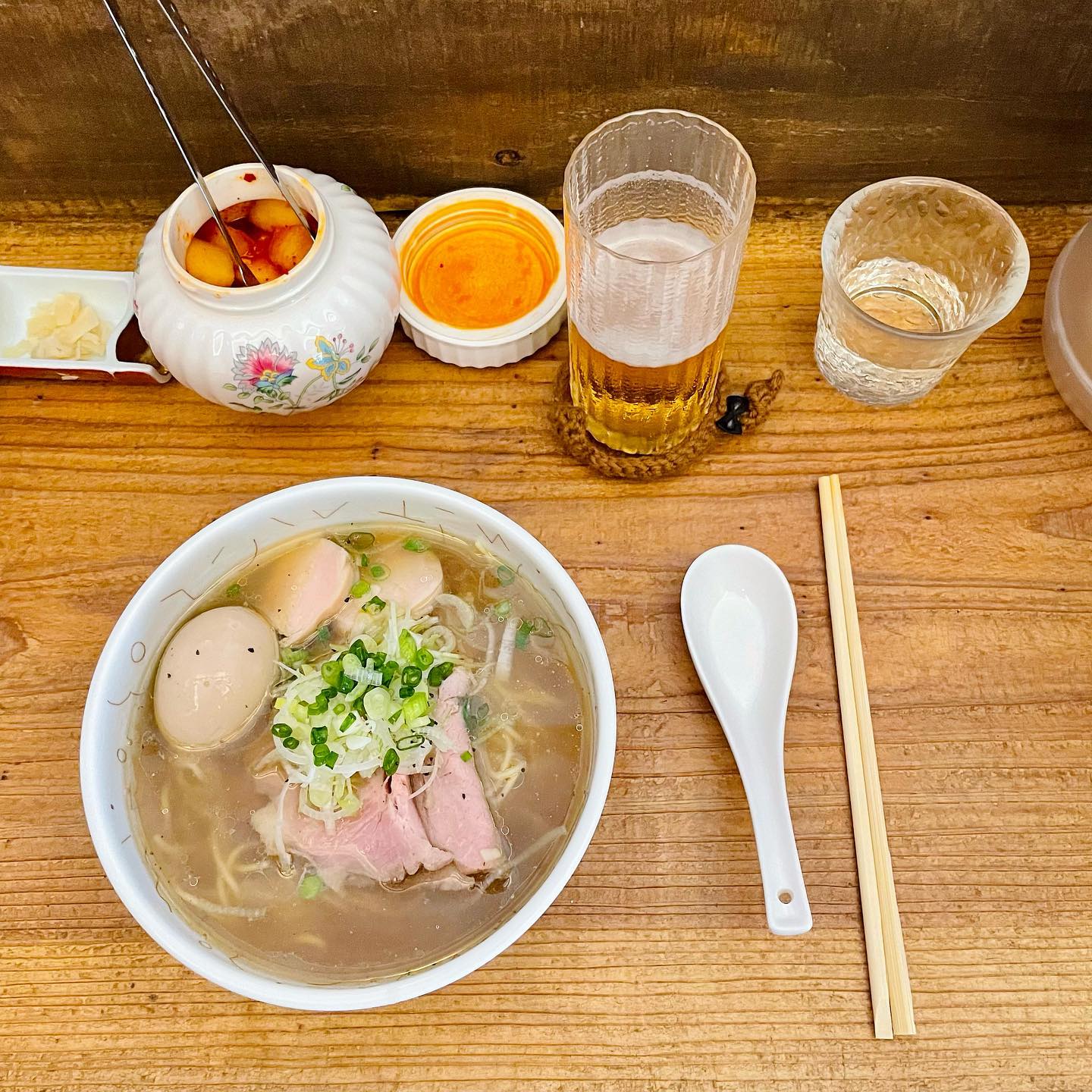 💕맛집 탐방기💕
✔️담택
🧭합정역 2번출구로!
⭐️⭐️⭐️⭐️⭐️
💰레몬시오라멘-9000₩
유자시오라멘-9000₩
삿포로 생맥주(소)-4000₩
삿포로 생맥주(대)-7000₩

🥰
-최고의 맛!! 진짜 찐 맛집💕
-너무너무 부드러운 생맥주!
-가성비 갑! 양많고 맛도 최고!
-독특하고 중독성있는 색다른 맛!
-다른곳에선 맛볼 수 없는 담택만의
특별한 시오라멘💕
-면사리.밥사리 추가 무료! 기본 양도 많은 편이지만 너무 맛있어서 추가했어요! 국물이 맛있어서 밥이랑 먹어도 최고😭 2번 추가는 추가금액 있어요!

😭
-찐찐 맛집이라 웨이팅은 기본! 이지만
맛난걸 먹기 위해선 감수해야죠!☺️

‼️총평
 너무너무너무너무 맛있었어요!!
진짜 제 인생 라멘집 등극했어요😭
국물도 너무 맛있고 토핑으로 올라간
차슈도 부드럽고 면의 식감도 최고!!
-레몬시오라멘은 생각보다 부드럽고
상큼한 레몬맛이 느끼함을 싹 잡아주는
담백하고 독특한 라멘!
-유자시오라멘은 제 예상보다 꽤 새콤한데 토핑과 면과 국물의 조화가 말도 못하게 환상적이었어요💕
-생맥주도 너무 부드럽고 반찬으로 나온 깍두기도 라멘이랑 너무 잘어울렸어요!! 너무 맛있어서 생맥주 대자로 하나더 추가해서 마셨어요😂
‼️강추드립니다!! 꼭꼭 가보세요‼️