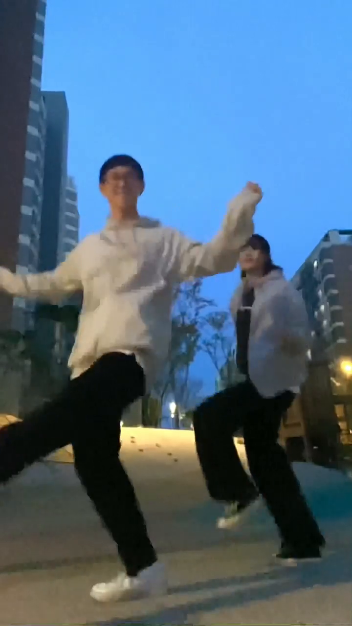 노래 안무 날씨가 다 찰떡이잖아요 ~!! ❤️‍🔥
BC쌤 저희 릴스 찍었어요 으흫,,,🙈😳
좀 부끄러워요 귀엽게 봐주세요 갸륵 
(Feat. 이웃주민)

 #좋아요반사 #좋반 #좋아요 #맞팔 #댄스 #댄서 #셀카 #일상 #dance #dancer #koreanstyle #choreo #kpop #cover #coverdance #choreo #공기남 #봄 #릴스 #릴스댄스 #릴스타그램