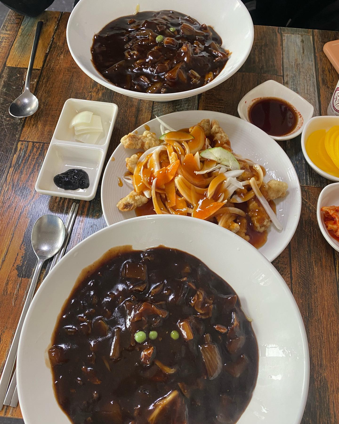 가성비 최고인 2900원 짜장면 홍가짜장!

어제가 블랙데이여서 짜장면을 먹고왔어요🖤

짜장면을 어디서 먹을까 찾아보다가
저렴한 짜장면집을 찾았는데 후기도 좋아서 가보게 되었습니다!

가성비가 좋은곳이라 그런지
점심시간에 갔는데 사람들이 꽉차있더라구요

짜장면2개에 탕수육 소짜리를 주문했는데
12000원 정도 밖에 안나왔어요!!

요즘 짜장면 값도 많이 올라서 저 돈으로는 짜장면 2개밖에 못시키는데 탕수육까지 시킬수 있어서 너무 좋은거 같아요🖤

가격이 저렴하다고 짜장면 양이 적은것도 아니고 원래양이랑 똑같았어요 탕수육도 소짜린데도 양이 꽤있었어요!

저렴하게 짜장면세트를 먹고싶다! 하시는분들에게 좋을것 같아요 추천합니당🍜🖤

#대전맛집 #가양동맛집 #복합터미널맛집 #가양동홍가짜장 #대전홍가짜장 #맛집투어 #맛집추천 #맛집스타그램 #맛집탐방 #맛집맞팔 #맞팔해요 #맞팔환영 #선팔하면맞팔 #저렴한짜장면집 #짜장면맛집 #가성비짜장면 #탕수육 #블랙데이 #먹스타그램 #먹스타맞팔 #먹스타 #맛집추천
