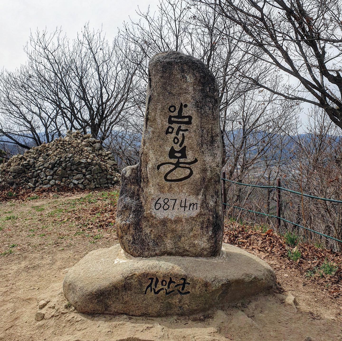오바 마이 하던 마이산 , ♡
⠀⠀⠀⠀⠀
저는 분명히 산을 탔는데 왜 턱이 아프죠 ?
암벽등반은 처음이야 ⛰🤟🏻 밀어주고 기다려주고
생명수주시던 우리조 못 잊어 안 잊어 !!!!! 🙏🏻🛼
⠀⠀⠀⠀⠀⠀⠀⠀⠀⠀⠀⠀
내려오면서 보니까 너무 이쁘고 멋지던 마이산...
내가 맛본 지옥이 저기가 맞나 싶던 🟡〰️🟡
⠀⠀⠀⠀⠀
#협찬
등산하며 마시는 무알콜 칵테일🍸
🍹퍼지네이블 주테일 마실때
&⠀⠀⠀⠀⠀⠀⠀⠀
조장님이 사주신 🍊슬러쉬 먹을때
젤 행복했어요 .. 💛🔫 
⠀⠀⠀⠀⠀⠀⠀⠀