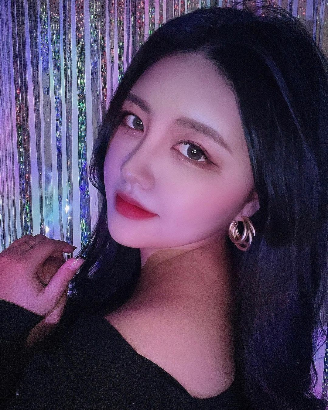 민 경 on Instagram: “⠀ 제 지인분께서 이번에 악세사리 스토어를 오픈하셨어요❣️ 그래서 귀걸이를 몇 개 선물 받았는데 너무 예쁜거 있죠,, ⠀ 제가 평소에 화려한 드롭귀걸이만 선호하는