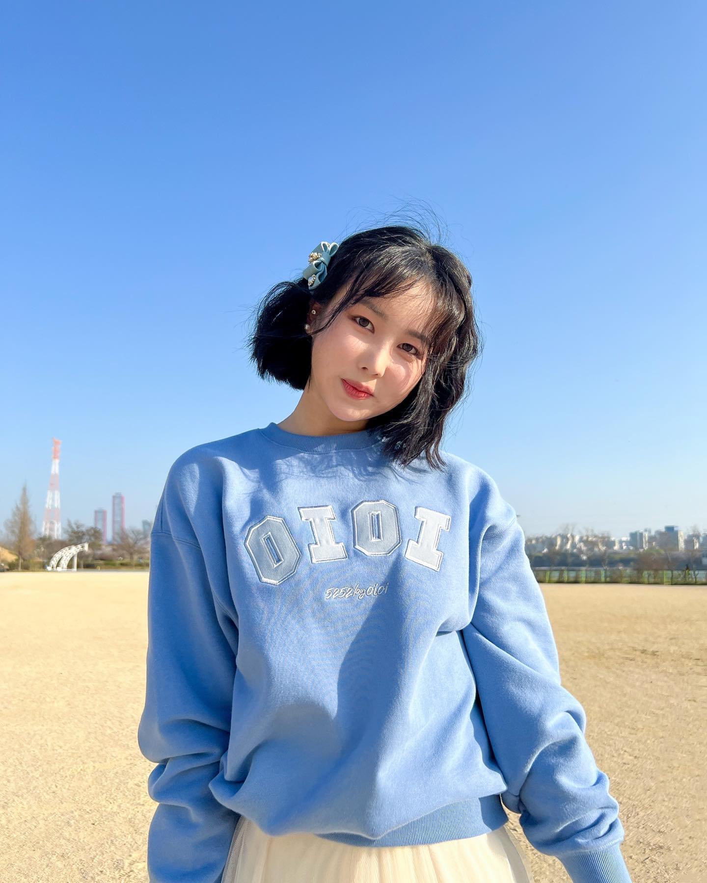 #제품제공 #오아이오아이 #무신사 
컬러 넘 예쁘자나..🥺
하늘이랑 찰떡으로 맞아 떨어졌네💙

적당한 두께감에 여기저기 코디하기 편한
5252 by oioi 시그니처 스웨트셔츠 ❁´▽`❁

로고 크게 박힌 옷 안 좋아하지만 예쁘니깐 예외ㅎㅎ
그리고 역시 오아이오아이는 요 디자인이 진리 아니겠습니까! 

여름 오기 전에 열심히 입고 다녀야징✌🏻