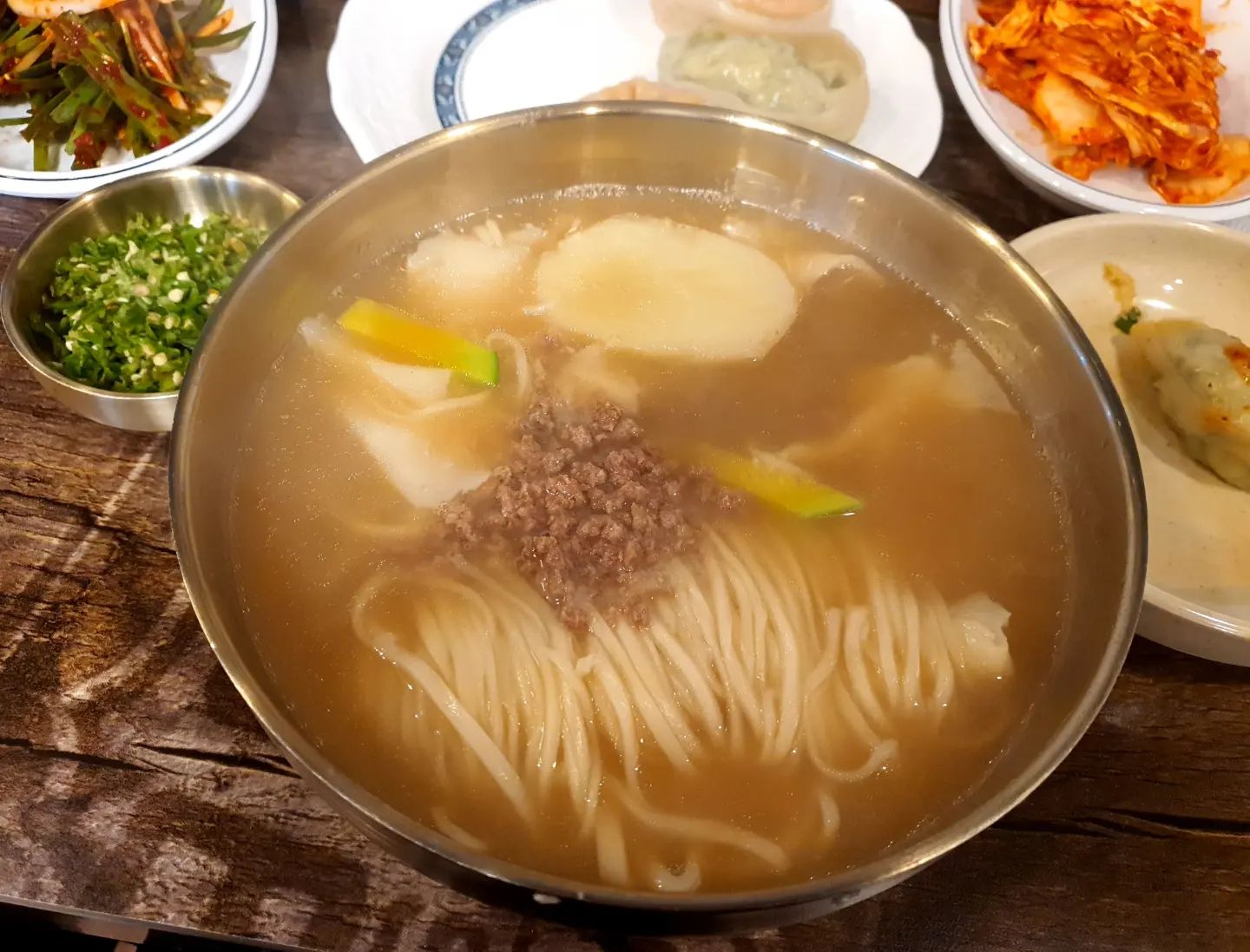 #손가네손칼국수

급 칼국수가 먹고싶어 먹은 곳~~ 
해물칼국수가 아닌 멸치육수로 낸 칼국수가 먹고싶었다~~!^^ 

부랴부랴 알아보고 간곳이었지만 성공!!
가격도 6,000원 너무 저렴하다 ^^ 
칼제비가 있길래 칼제비랑 만두♡ 

천호동에 가성비 좋은 칼국수집이 있네요!!^^ 

#천호동칼국수#강동구칼국수#천호동맛집#강동구맛집#서울칼국수맛집#칼국수맛집#칼제비맛집#칼국수#칼제비#천호동만두맛집#미식가#먹방#먹부림#내돈내산#맛스타그램#먹스타그램#먹팔환영#좋아요환영#먹스타맞팔#인친환영#인친해요#선팔맞팔#선팔하면맞팔#팔로우#맛집탐방그램#맛집투어그램