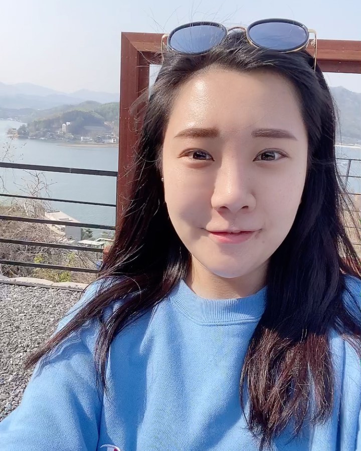 오랜만에 캠핑와서 기분이 조크등요 💙 #지영X캠핑 
.
.
🏕 #캠프게이트 : 경기 가평군 청평면 호반로 1025-26 (쁘띠프랑스 옆 1분거리)
.
.
#오토캠핑_8번사이트_추천 #뷰맛집 #단독개수대에_화장실에_샤워실까지 #5성급캠핑장 인정📸 #걸캠퍼 #캠핑요리 #캠핑장추천