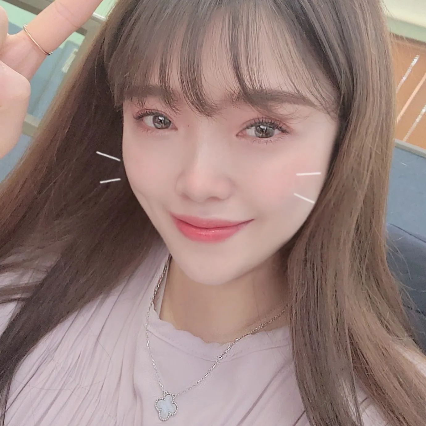 #인테기시작 #아쉬운봄의끝자락

👩‍💻제가 요즘.. 일적으로도 너~무 바빴고
과제 이외에.. 추가적인 업무들이 생겨서

나는 누구인가.. 무엇을 위해 일하는가
퇴근 후 👩‍💻💬👨‍🔬뚜니파파와 100분 토론을 하고

이틀에 한번씩 뚜니 상처 소독하러 가는데
지하주차장부터 대성통곡 하는 🧒뚜니를
달래고 달래며.. 어른 넷이서 붙잡아 소독하고

어제는 드디어, 스템플러 심을 뽑았어요!

👨‍🔬뚜니파파는 회사에 확진자가 무더기로 나와서
주말까지 집에 못오고, 저는 독박육아!

그와중에 뚜니는 편도염이 한번 더 왔구요
올해만 몇번째인지.. 😭만 4세 되면 꼭 수술하자
마음먹었어요 (징글징글한 편도염🤬)

한살 더 먹었다고 슬퍼했던게.. 정말 얼마전 같은데
벌써 4월 중순이 지났다니요?
(이 체감 시간의 흐름 실화인가...💦)

하루하루는 시간이 길게만 느껴 지는데..
주말은 빨리 돌아오고, 월급날 기다리다 보면
한달이 금방 지나가 있네요💸

이렇게 나이를 먹는 것인가.. 맙소사

요즘 세상만사 귀찮아져서.. 로션도 잘 안바르다가
거울을 봤더니.. 😨깜놀(너 왜이렇게 늙었니)

뭐지? 이상한데...
웃을때 갑자기 입가에 주름도 보이고요
(아직은 주름 없는 피부라고 자신했던
재수없던 지난달의 나 반성해...🙉)

그냥 전체적으로 칙칙하고.. 늙었어
라는 느낌이 뽝 드는거에요!!!

그런데 최근에 어떤 짤을 봤는데 소름..

인간은 서서히 늙는다고 생각 할테지만
사실 인간은 세번 늙는다고 해요

네이처 학술지에 올라온 연구결과에 따르면
단백질의 양 변화로 인해 만 34세/60세/78세
3번에 걸쳐 인간의 노화가 급격히 진행 된다구요

너무 소름끼쳤어.. 2월에 생일 지나고
만으로 딱 34세가 된 저에요
(빠른년생인데 족보 꼬이기 싫어서
그냥 37이라고 하는 뚜니맘 입니다🙄)

그때쯤에 얼굴이 칙칙하고 생기도 없고
스트레스가 많아서인가.. 그러다 말겠지 했는데..
인생에 첫번째 노화가 시작된 거더라구요😭

뚜니 낳고 한번을 안했던 1일 1팩.. 다시하자
기초는 귀찮아도 꼭 빼먹지 말자! 관리하자!

단백질, 비타민, 칼슘, 콜라겐!
영양제도 다시 잘 챙겨먹자

다들.. 새겨 들으셔요!ㅋㅋㅋ
아직 👉만 34세 안된 인친님들 퐛팅!

전 요새 귀찮다고.. 화장도 눈썹만 칠하고
가끔 입술만 바르고 다녔는데.. 안되겠어요

정신차려 박아람.. 다시 화가가 되어보자
귀찮아도 👩‍🎨얼굴에 그림 열심히 그리자!

오랫만에 셀카 찍고 너무 휑해서..
어플로 화장 했더니.. 좀 사람 같죠?

역시... 여자는 머리빨+화장빨
불변의 진리🤣

#만34세 #급격한노화진행 #소오름
#얼굴도약간변한느낌이있어요 #이상하고신기하네