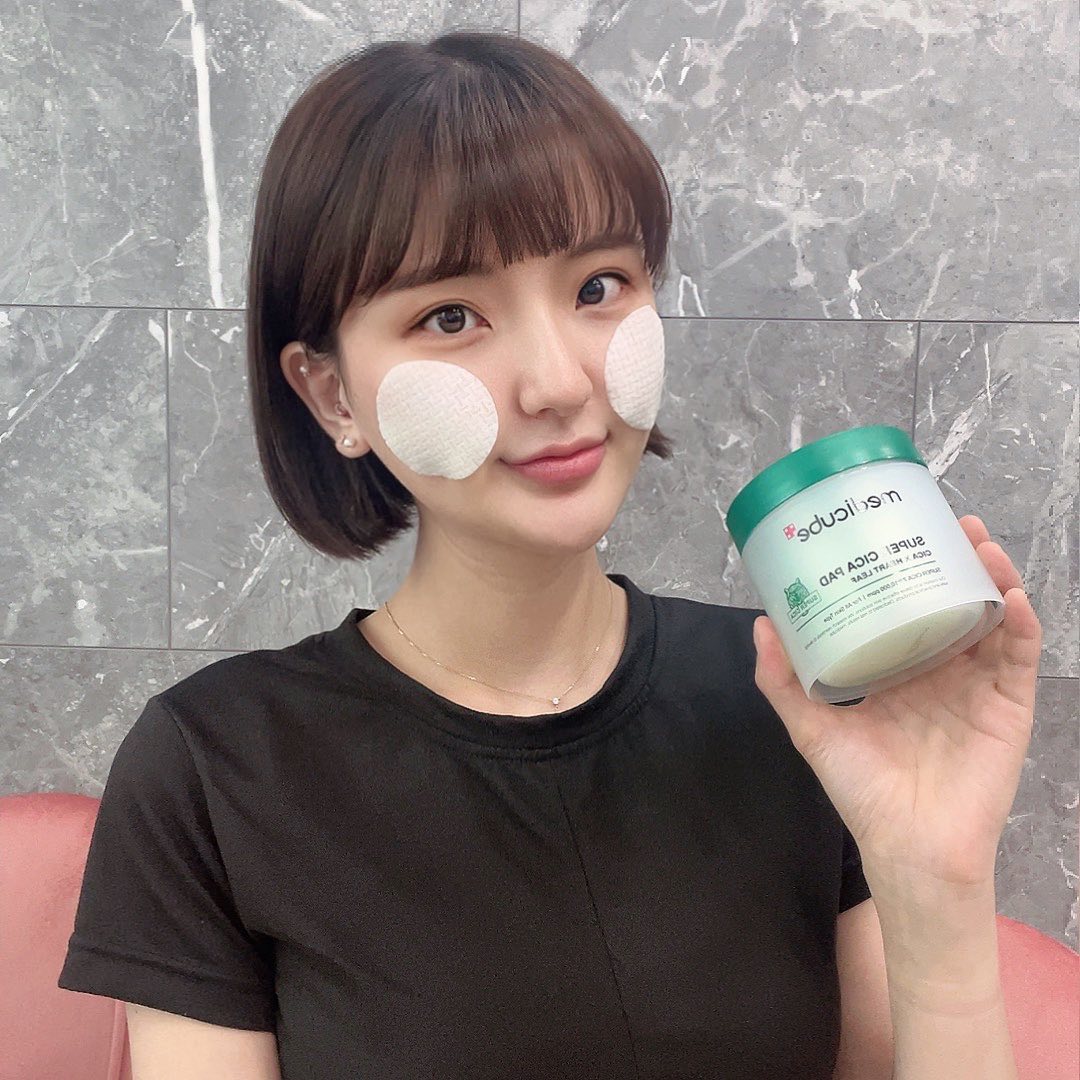 ᴰᴬᴴᴱᴱ on Instagram: “#협찬 #메디큐브시카패드 ✔️쉽고 빠른 즉각 진정 패드 ✔️병풍 추출물 88% 함유 ✔️좁쌀&여드름성 피부 안심 사용 세안 후 금방 피부가 건조해지는데 슈퍼 시카