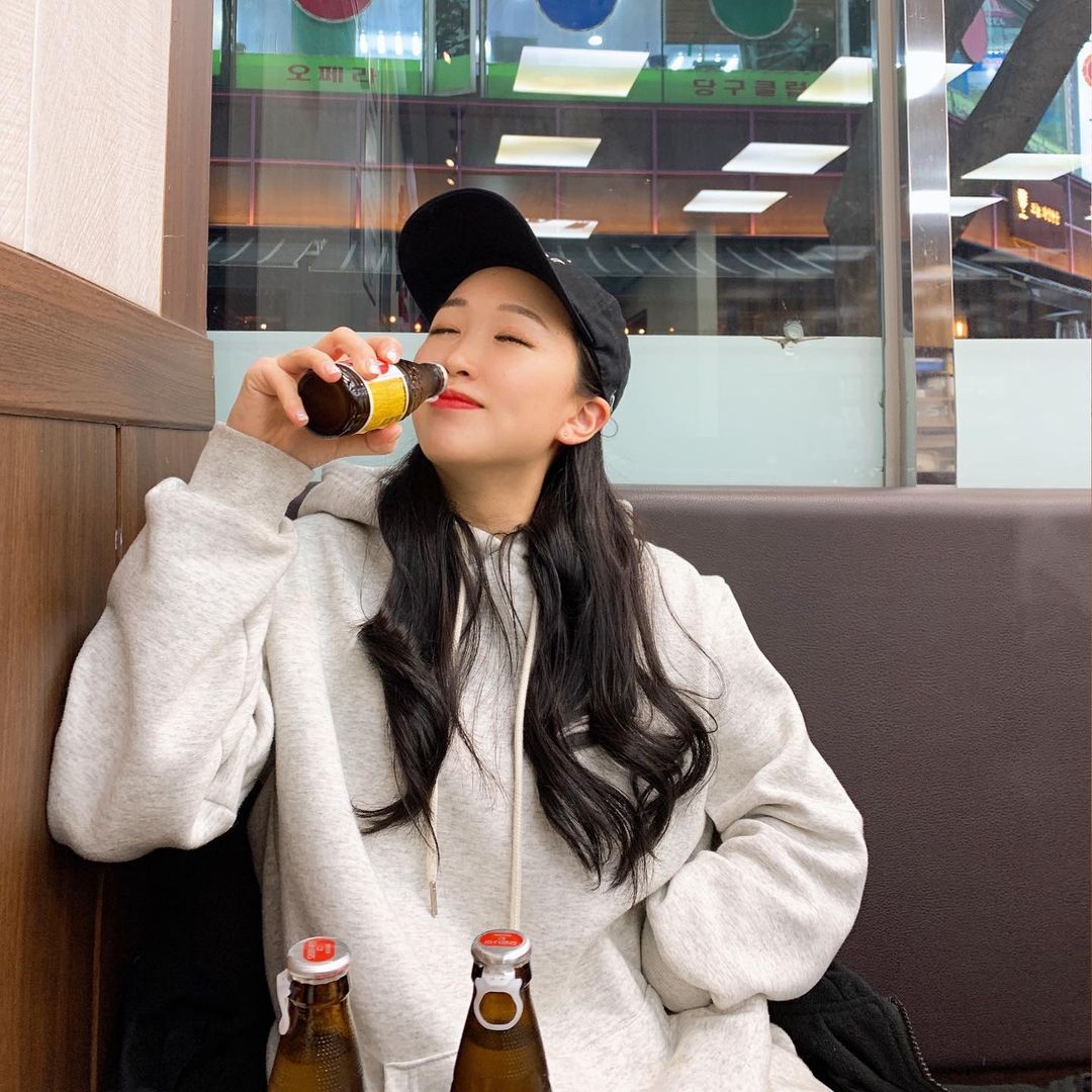 베카 BEKAH on Instagram: “나도 #오로나민C #이벤트 참여!!🔥 일 끝나고 지쳤을 때는 오로나민C!! 힘이 난다~~~✨✨ #씨쁠콘테스트”