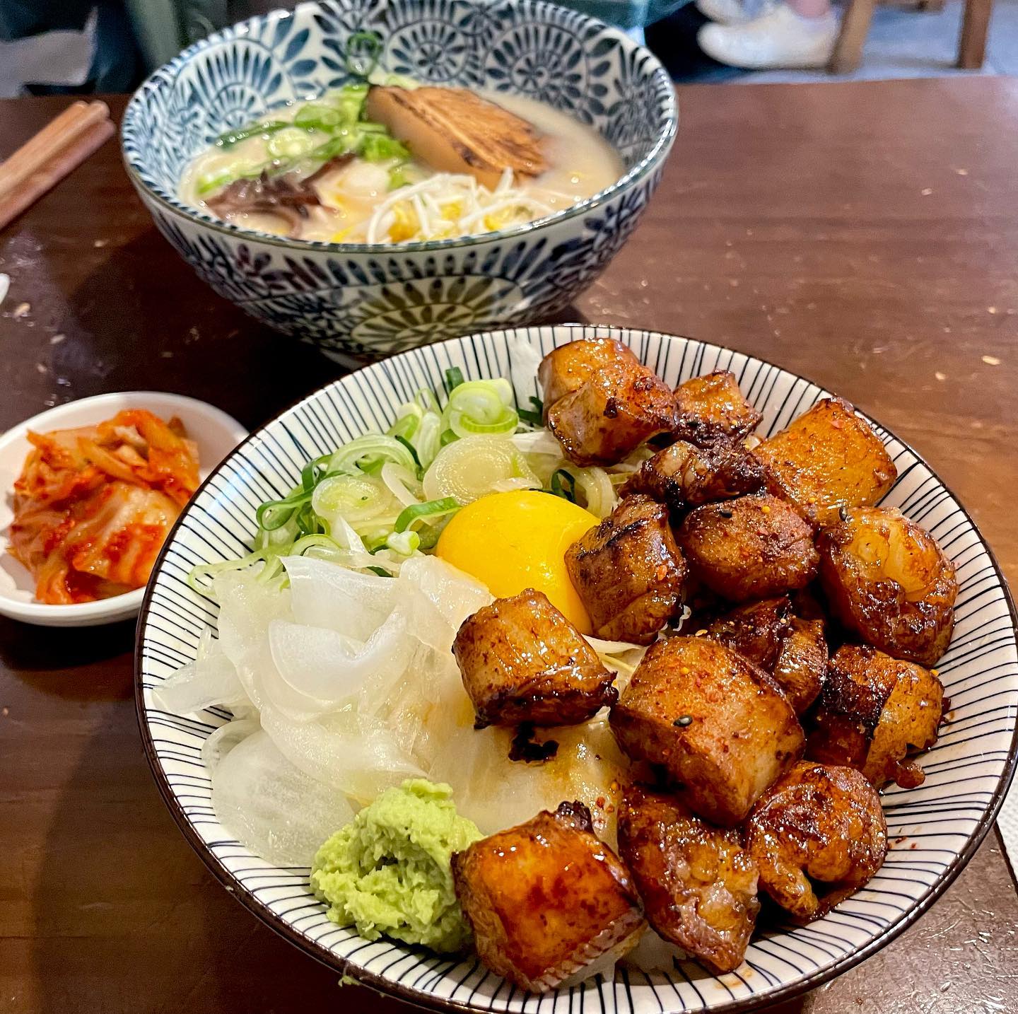 #점심추천
오늘 유독 점심에 맛있는게 먹고싶어서 
같이일하는 직원과 고민하다가 간 라멘 맛집!❤️
여기는 외관을 보면 디게 좁아보이는데
안에 들어가면 길게 뻗어져있고 1/2/4인석 이렇게 있어서
혼밥하는 사람과 단체로 오는 손님도 몇몇 보인다!

그렇게 자리에 않아서 시킨 메뉴! 라멘과 덮밥
나는 오늘 라멘보다는 대창이 끌리니깐 대창덮밥으로 시켰다...
역시 여기는 라멘도 라멘인데 대창 맛집이다..
오동통한 대창 안에 고소한기름이 한가득☺️
밥이랑 양파/파 와사비를 올려서 먹으면 정말맛이있다 ! ㅎㅎ

글구 여기는 점심 혼술 하는 사람들도 많다
200ml 점심맥주를 팔기때문! 가격도 천원밖에 안한다
간단히 물대신 맥주로 입가심해도 너무 좋다.. ㅎㅎ
한달에 한번 가야할 맛집 다음에 또 라멘먹으러 가야겠당
.
.
📎잇쇼니
📎일본식라면
📎 서울 송파구 법원로 114 엠스테이트 E동 지1층 B166호(B동 지하1층 광장)