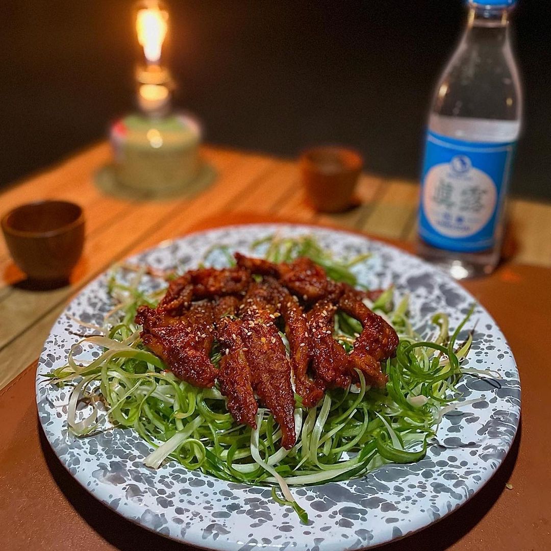 류씨랑 ℂ𝕒𝕞𝕡𝕚𝕟𝕘 𝕊𝕥𝕠𝕣𝕪’s Instagram post: “#류씨랑X협찬 캠핑가면 2차로 매콤한 안주가 땡기는거 저만 그런가요?🌶🌶 육식파 남편이라 캠핑가면 항상 고기를 꿉는데요