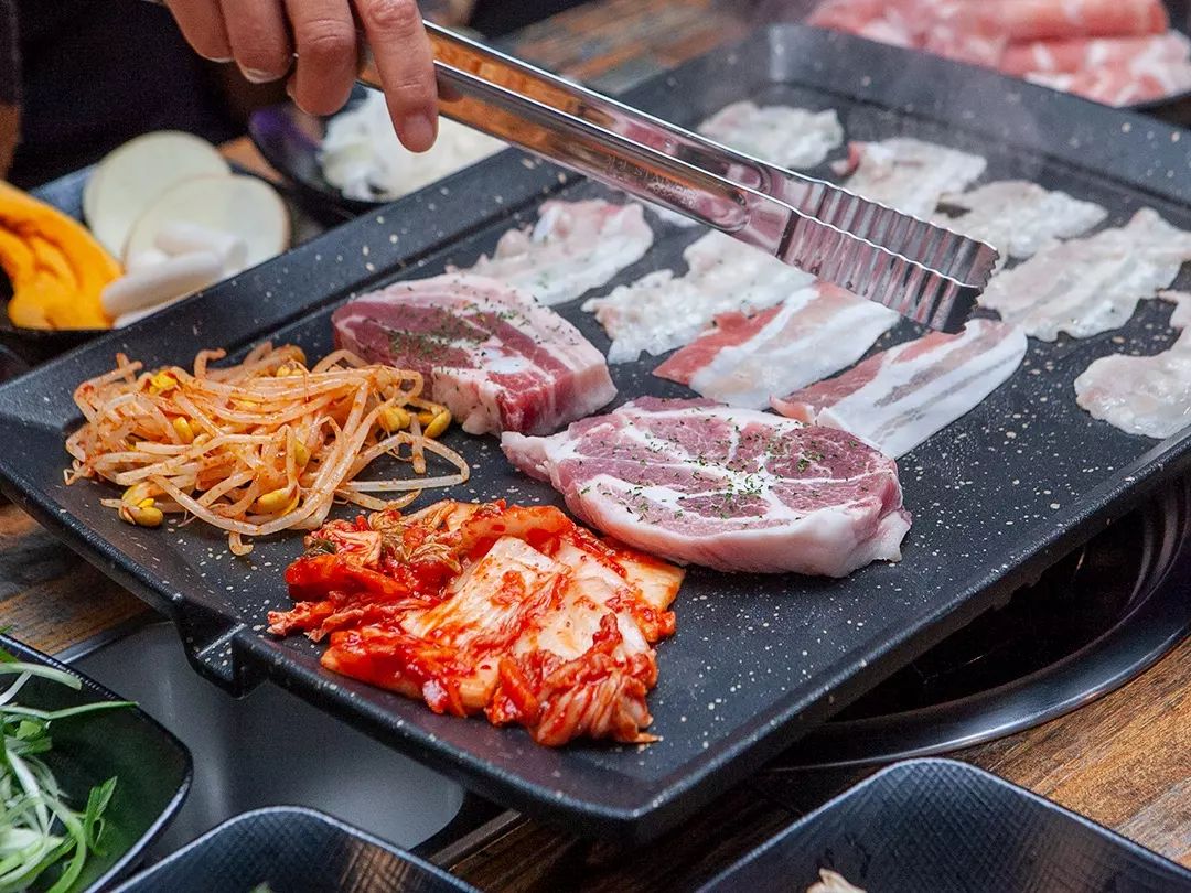 우리동네 신규맛집

지나갈 때마다
간판불만 켜져있고
내부 공사중이던
고깃집이 드디어 오픈함

새로 생긴집은 한번쯤
가주는 것이 지역사회의 
예의라는 말로 마누라를
꼬득여 데리고 갔다가
한번이 아니라 일주일에
한번씩 가게 생김

고추장 양념 빼고
모든 메뉴 1인분씩
5인분 주문

대패 고기지만 
후진 냉동고기 같지 않고
적당한 육즙과 
신선한 쌈야채
그리고 종류별로 맛볼 수 있는
각종 장이찌 류는 고기없이
공기밥만 있어도 두그릇 순삭

성인2 어린이2
4인 가족 30,900원
이거 실화임

군산 나운동 일품대패

#군산 #일품대패 #사랑해요 #단골각 #군산맛집 #나운동맛집 #가족외식 #신규맛집