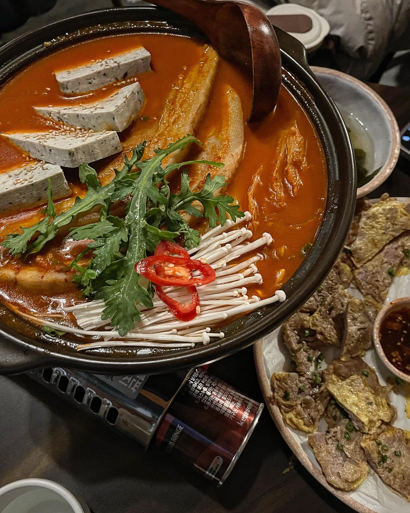 <천호동 이심전심>
🔸통삼겹김치찜
소주안주로 최고👍😭
적당히 얼큰하고 돼지고기도 큼직, 두부도 부들부들 끓일수록 진국! 국물을 계속 떠먹게 되서 다음날 부을까봐 걱정될 정도.

🔸반반전
육전, 새우전 퀄리티가 좋다. 새우알도 굵고 육전은 부드럽다. 전집인데 니글거리는 냄새도 없고 기름진 느낌이 없어 물리지않아서 두판도 가능할 맛.

재방문 의사💯

#먹스타그램 #나랑_천호 #천호맛집 #천호동 #천호술집 #천호전집 #이심전심 #안주맛집 #강동역맛집 #강동구맛집