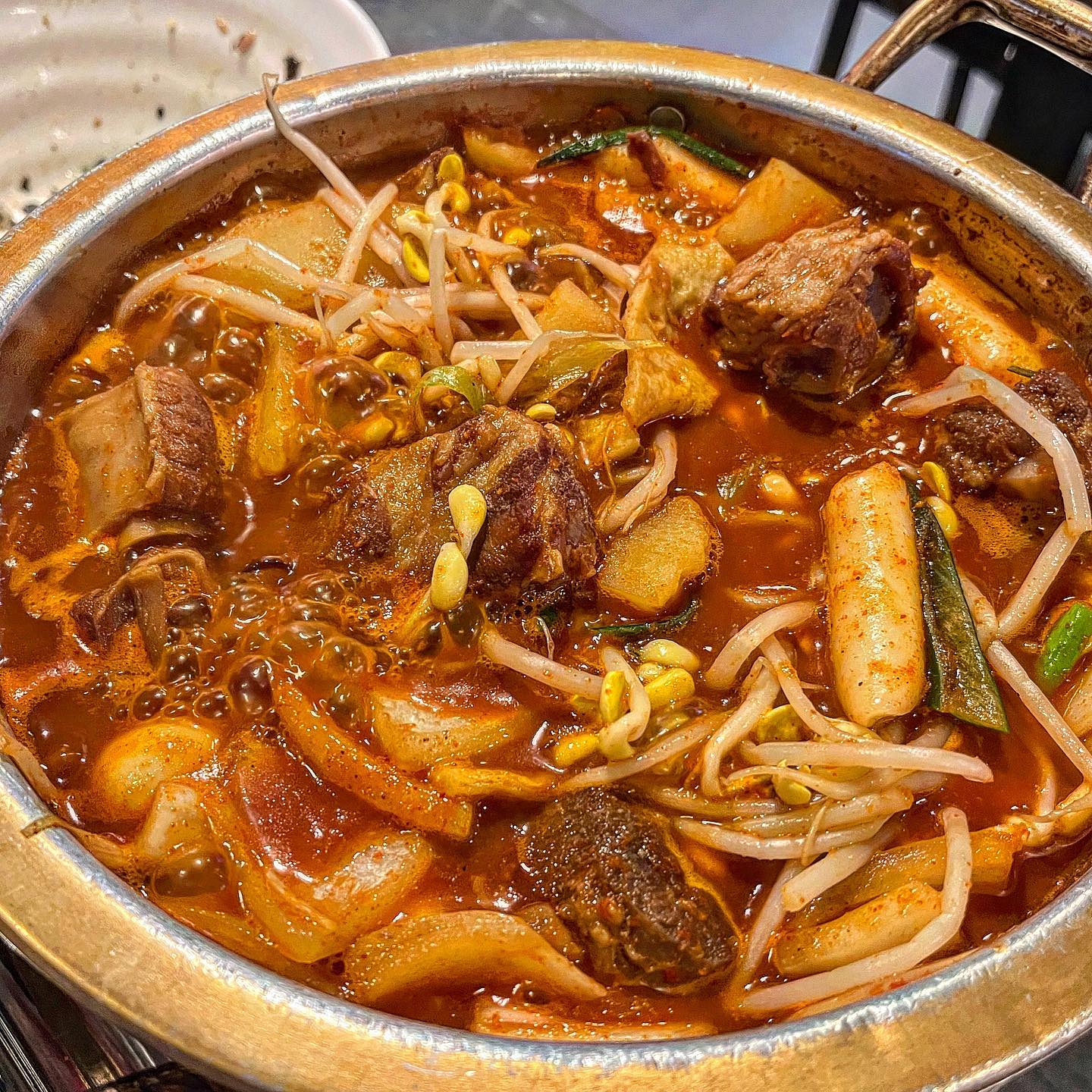 <잠실새내 맵당>
맵부심있는 분들은 방문 바람!!❤️‍🔥
4단계 먹고 명예의 전당 도전 해보시길!
저는 엽떡정도의 맛으로 먹고싶었는데 2단계로 시켰다가 3단계 소스 추가로 부탁드렸더니 매콤한 정도였어요.
다음번엔 4단계 도전~~!🥵

갈비찜은 채소들도 많고 갈비 양도 많았어요!  뼈에서 살이 쏙 발라지고 질긴 고기 하나 없이 부드러워서 순삭~
무엇보다 중요한 건 매운 정도! 맛있게 맵다!!🍖

포장,배달도 가능하고
먹다가 더 맵게 소스도 추가 가능하니
도전해보세요!

#먹스타그램 #먹스타맞팔 #나랑_송파 #나랑_잠실 #나랑_잠실새내 #잠실새내맛집 #잠실새내점심 #잠실새내술집 #잠실새내갈비찜 #잠실새내고기집 #잠실맛집 #맵당 #맵당신천점
