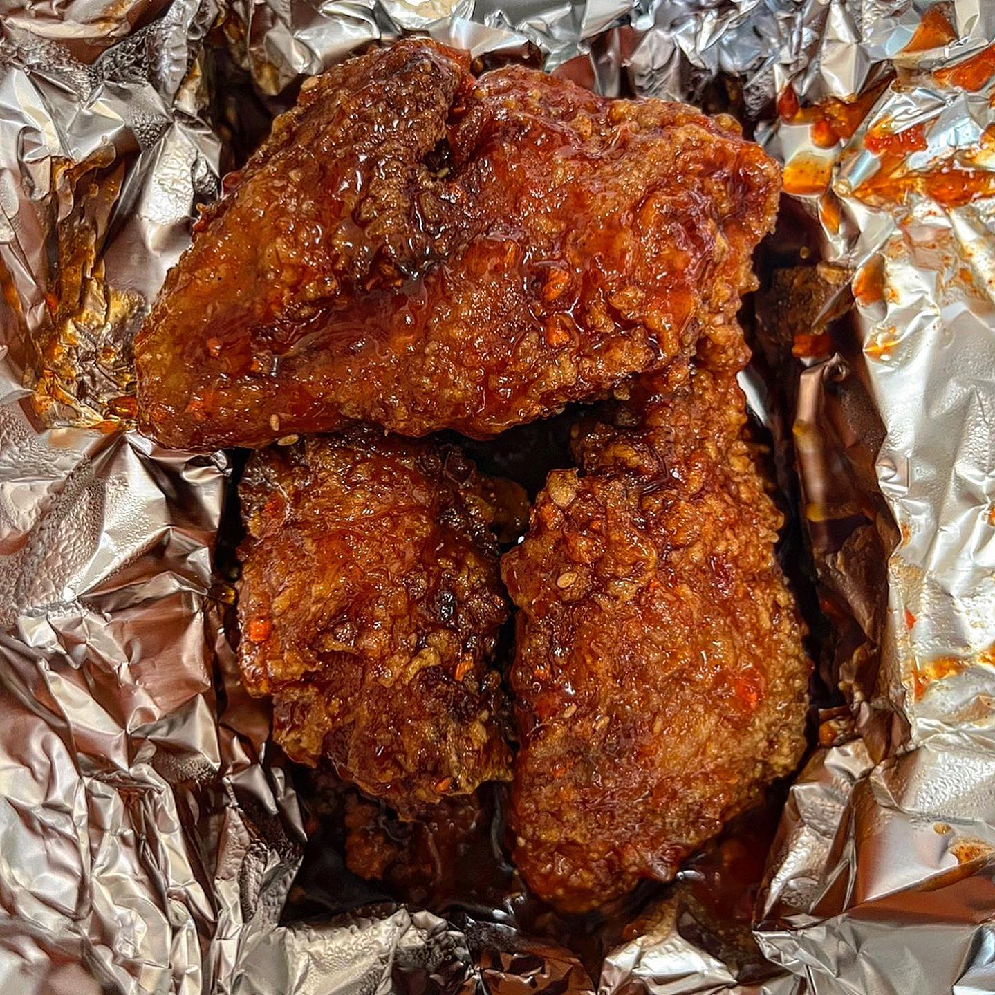 <청년치킨 삼전점>
양념반 간장반, 치즈볼까지!
반마리도 주문 가능하고, 한마리 포장시 11,000원이라 부담없는 가격이다!!

🍗양념은 케찹이 적당해서 시큼 하지 않고 매콤달콤해서 질리지 않는 맛!

🍗간장치킨은 O촌보다 덜 짜서 자극적이지 않고 적당히 달달한 맛, 후추맛이 적당해 매콤하다.

😊치즈볼은 가짜 크림치즈가 아닌
프랜차이즈 빵집에 들어있는 딱 그 크림치즈 느낌이라 아주 만족!!

포장이나 할인쿠폰 먹여서 주문해보시길 추천!!

#먹스타그램 #나랑_송파 #나랑_배달 #나랑_삼전 #나랑_잠실 #청년치킨 #청년치킨삼전점 #잠실치킨배달 #삼전동맛집 #삼전동치킨 #잠실치맥 #잠실맛집 #잠실치킨