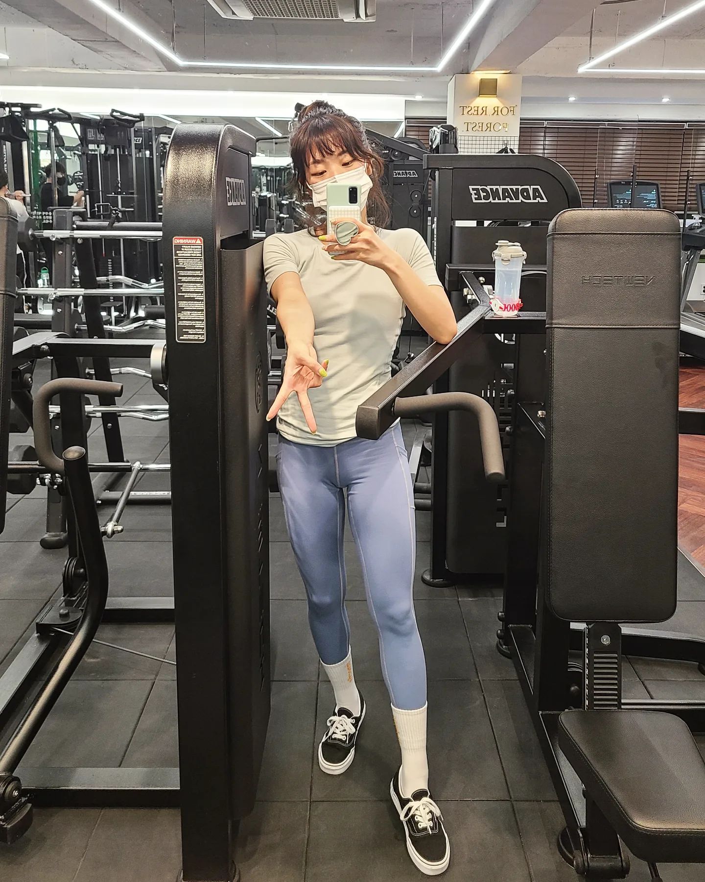 #어제보다강해진나

기록이 뜸해진 요즘
저의 피트니스 여행은 방향성을 조금 바꾸었습니당👀

한 겹씩, 한 겹씩 얇게 쌓아가는 것을 잠시 멈추고
이곳저곳 두루뭉술 커다랗게 붙여가면서
전체적인 기능들이나 스트렝스 등을 올리고
그러면서 부족한 부분도 보완하고
어느 정도 커지면 그 다음에 깎아내는 걸로,,,

그러기 위해선 일단 깨끗한 걸 내 생각보다 훨씬!!! 많이 먹고
운동할 땐 너무 지엽적인 것까지 생각말고 살짝 흐린 눈으로😶‍🌫️

되어보지 못한 사람이 되기 위해선
해보지 않은 행동을 해야 한다는데
나는 앞으로 억지로 6kg 이상을 찌워야 함🥶
두려워 말자 나 말고 다른 헬짱들 특히 내 트쌤은 가본 길일 테니까👊

근데 왜 하필 곧 여름이지 ㅋㅋㅋㅋ 

#살크업말고 #벌크업 
#dirtybulk #bulkup #벌크업시작
#레그프레스 #legpress #fitnessjourney #bodycheck #헬스타그램 #헬린이 #운동스타그램 #운동맞팔 #운동소통  #운동하는직장인 #눈바디 #바디체크 #직장인 #오운완 #하체데이 #legday  #헬스 #웨이트 #하체운동