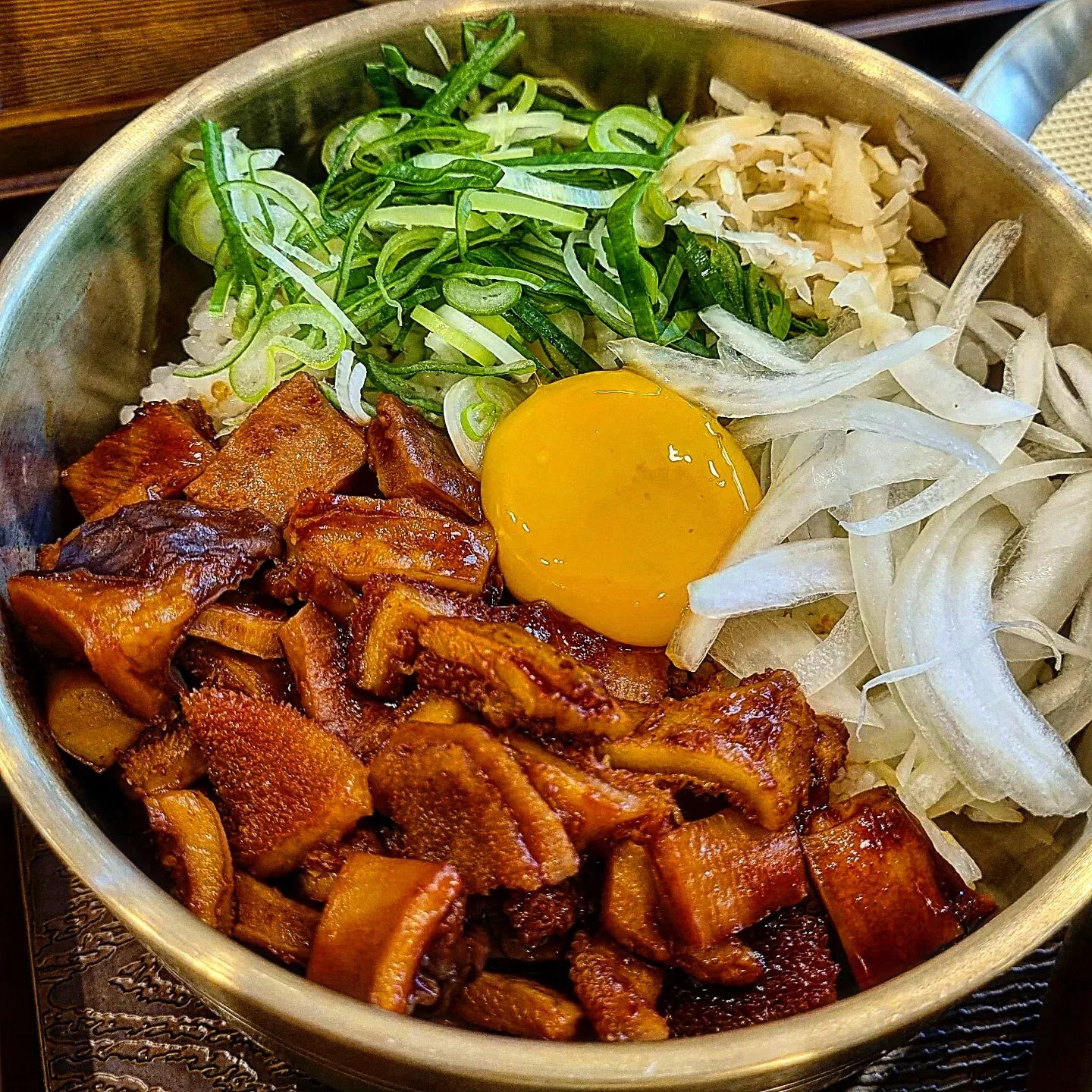 #협찬 김치맛있으면 전메뉴 다 맛있는거 인증된 사실❗
합정역 정칼국수에서 내장덮밥, 수육내장탕정식 먹고왔어요🙌
사실 내장탕 뭔가 거리감이있었는데 순대국 좋아하시면 딱 좋을 맛이더라구요! 얼큰해서 속 다 풀림
내장덮밥도 돼지껍데기 덮밥먹는 맛이었어요! 달짝지근+매콤 그래서 안질려요
새우만두도 속 꽉차고 피는얇고 딱 제 취향❗

여기 진짜 김치맛집❤ 심지어 공기밥도 셀프바에 있어요..밥 있는거 나중에 알고 칼국수시켜 밥 말아먹을걸 엄청 후회했어요

수육내장탕정식-1.3
내장덮밥-1.0
새우만두(6ps)-0.4
.
#정칼 #정칼메세나점 #합정맛집 #내장탕 #합정역맛집 #합정밥집 #합정점심 #마포맛집 #해장맛집 #내장칼국수 #내장덮밥 #먹스타그램 #먹스타맞팔 #먹팔 #선팔 #맞팔 #맞팔해요 #푸드스타그램  #음식스타그램 #맛스타그램#맛집추천 #일상 #일상공유 #좋테#좋반 #먹소통 #좋아요맞팔 #선팔하면맞팔