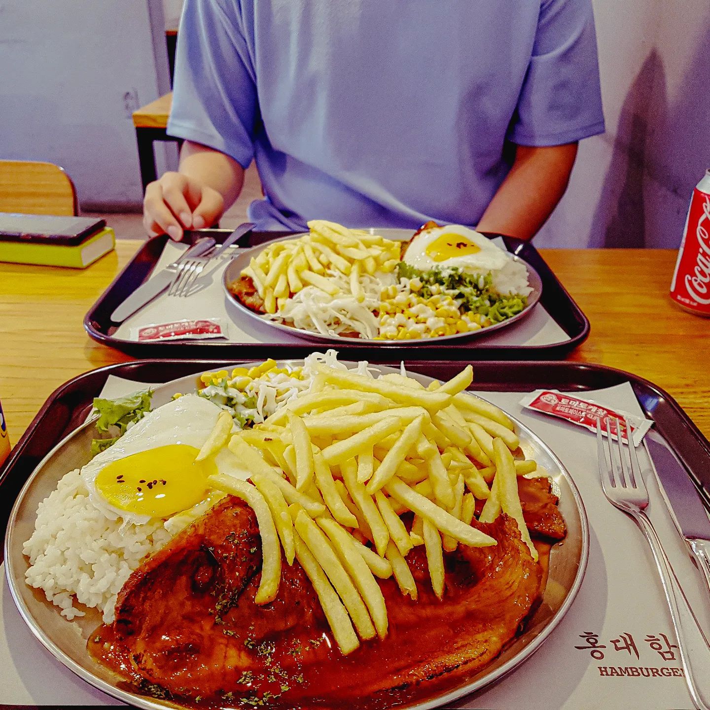 🤤스테이크는 못참지!🤤

식당명- 홍대함바그

주소- 대구 북구 대학로23길 19-4 1층 2층

메뉴- 매콤갈비  6500원

개인적인별점 ★★★★★

대구 경대 대학로에 있는 홍대함바그🥩
이가격에 이정도 맛과 퀄리티 정말 미춌다🔥
양도 든든하니 정이 넘쳐 흐른다🤤🤤
자칫 심심할수있는 담백한 목살과
매콤달콤한 소스의 완벽한 어시스트가 어울어져 완벽한 맛을 완성했다☺️☺️
가성비도 좋고 맛도 양도 만족스러운 한끼👍

.

.

.

.

.

.

#맛스타그램 #먹스타그램 #맛집수집 #맛집수집가 #맛집탐방 #경남맛집 #경남맛집추천 #대구맛집 #대구맛집추천 #경대맛집 #경대맛집추천 #경대북문맛집 #경대북문맛집추천 #경북대맛집 #경북대맛집추천 #홍대함바그 #경대홍대함바그 #매콤갈비 #목살스테이크 #먹팔 #먹팔맞팔