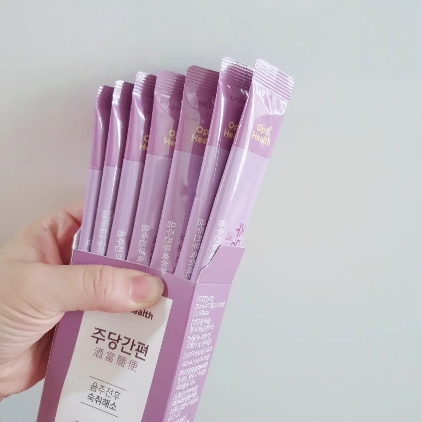 #제품협찬 
달달한 액상스틱 타입의 숙취해소제
스틱으로 되어있어 가지고다니기도 편하고
비위가 약해서 맛없는건 먹기힘든데
달달하니 잘 먹을수 있는 맛이라
술마시고나면 한 포씩 꼭 챙기게되는 맛!
다음날 속도 편하고 두통도 없고👍👍

#15그램 #15그램뷰티 #15그래머 #숙취해소제 #주당간편 #옵티헬스 #숙취해소 #숙취해소스틱 #숙취해소음료 
optihealth.official