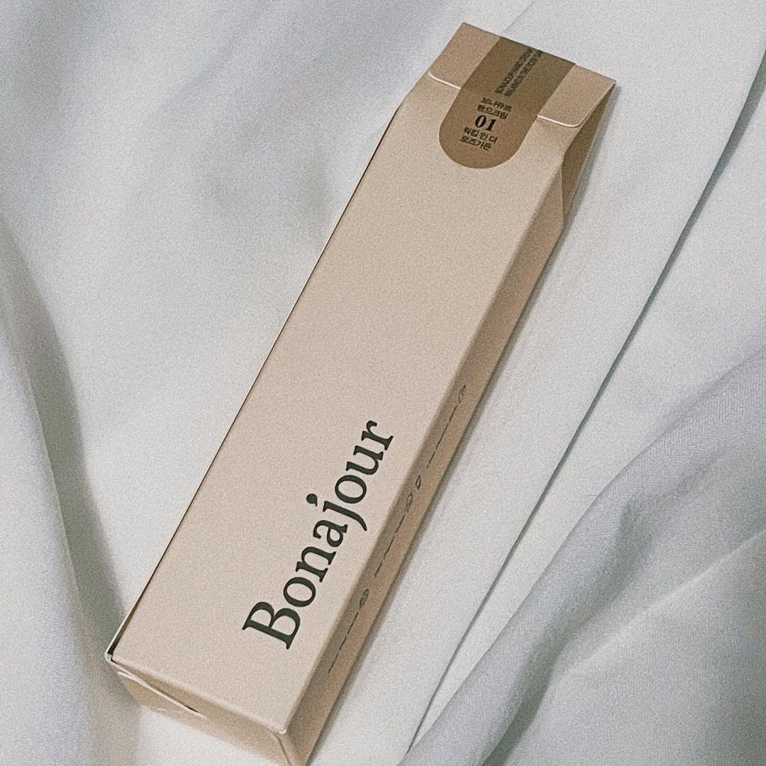 갱 on Instagram: “대표 비건화장품 브랜드 보나쥬르에서 핸드크림 출시🥀 워킹 인더 로즈가든 : 비온 뒤 물기 젖은 장미 정원을 걷는 향, 꽃집 문을 열고 열고 들어갔을때 느껴지는 향, 은은