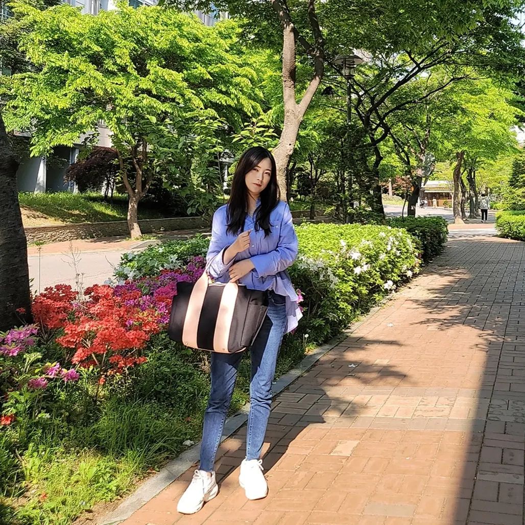 #협찬 #미카백
⠀
⠀
오늘 오랜만에 이나랑 같이 산책 나갔다왔어요~
아이랑 산책 한 번 나가려면 짐이 한가득이지만
수납력 좋은 미카백 하나만 있으면
아기짐은 문제없지요!
⠀
이너백과 보냉백은 물론
미카백만의 특별한 기능 히든 포켓까지!
기저귀가방 안에서 물티슈랑 핸드폰 찾느라
정신없었던 경험 다들 있으시죠?
이제 가방을 열지 않아도
물티슈와 핸드폰을 쉽게 찾을 수 있어요👍
⠀
기저귀백이지만 패션도 놓칠 수 없는 육아맘을 위해
미카백 추천드려요❤️
mika__bag
⠀
⠀
⠀
#기저귀가방 #기저귀가방추천 #국민기저귀가방
#기저귀이너백 #미카기저귀가방
#기저귀가방숄더백 #산책가방 #애견가방
#라운딩가방 #골프가방 #미카스튜디오