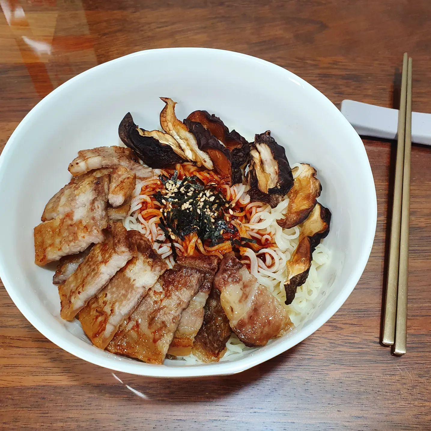 비빔면엔 역시 #삼겹살
#비빔면맛있게먹기 ☺️
.
.
.
#비빔면 #표고버섯 #삼겹살요리 #비빔면맛있게먹는법 #라면맛있게먹는법 #요리스타그램 #요리하는남자 #협찬환영 #디엠환영 #디엠할사람 #소통해요 #소통환영