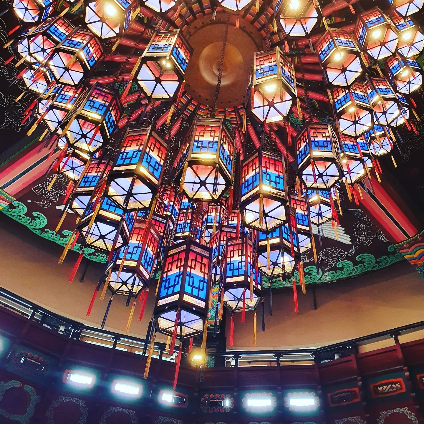 부산 #코모도호텔 
외관도 멋있고 내부도 멋있네

야외 결혼식 처음봤는데 운치있다👰‍♀️🤵