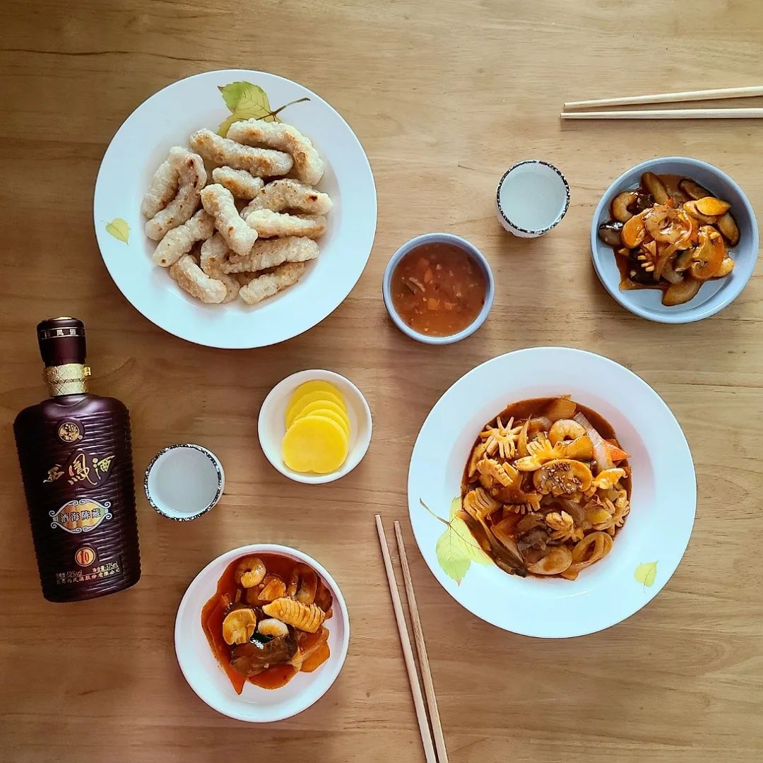 업체로부터 제공받은 제품입니다
#서봉주 #중국명주

🍶서봉주 주해 10년 375ml

중국 최고의 만찬주인 서봉주는 
3,000년의 역사를 자랑하는 
중국에서 제일 오래된 술이고, 

진시황이 천하통일을 이뤄내면서 
만찬주로 쓰인 황제의 술이자 
양귀비가 제일 좋아했던 술~🍶

세계 최고 VIP들을 위한 자리나 
각종 연회, 생일잔치에서 
자주 찾는 전통주랍니다. 

.

안전하게 배송되어 온 
고급술인 서봉주 주해 10년~!!💕

2022 대한민국주류대상에서 
유일하게 'BEST OF 2022'를 수상한 
서봉주 주해 10년은 

색이 맑고 투명한데 
뚜껑열 때부터 진하게 올라오는 
달콤한 향에 취해 술잔을 앞에 두고 
계속 킁킁거리게 되더라구요.😁

중국 4대 명주다운 화려함과 
고급진 맛에 달콤한 과일향까지 느껴지니 
도수가 52도인데도 안주와 함께 
술이 술술 넘어가요~😆

부드럽고 깔끔해서 
어떤 음식이든 잘 어울리지만 
느끼하고 기름진 중국요리에 
완전 찰떡궁합이죠~😍

술 잘 마시고 나서 다음날 숙취있으면 
아침에 정말 고생고생하는데 
서봉주 마시고는 숙취가 딱히 없어서 
속도 편하고 괜찮았어요. 

과음은 좋지 않지만 
가끔 한두잔씩 마시면 
혈액순환에 도움받을 수 있다니 
딱 기분좋을만큼만 마시는 걸로~!!🤭

각종 모임, 잔치, 파티 등 행사가 있을 때 
중국 4대 명주인 서봉주는 어떠세요?
서봉주 시리즈 중 가성비 좋은 
서봉주 주해 10년을 추천드려요~🤗

🍶서봉주 xifeng_kr

#중국술 #바이주 #양귀비술 #2022대한민국주류대상 #대한민국주류대상 #전통주 #전통주추천 #혼술 #4대명주 #화강주류 #명주 #음양오행 #자연의선물 #봉향형백주 #백주 #중국백주 #고량주 #고량주🍶 #고량주그램 #만찬주 #생일주 #전통주그램 #술스타그램🍶