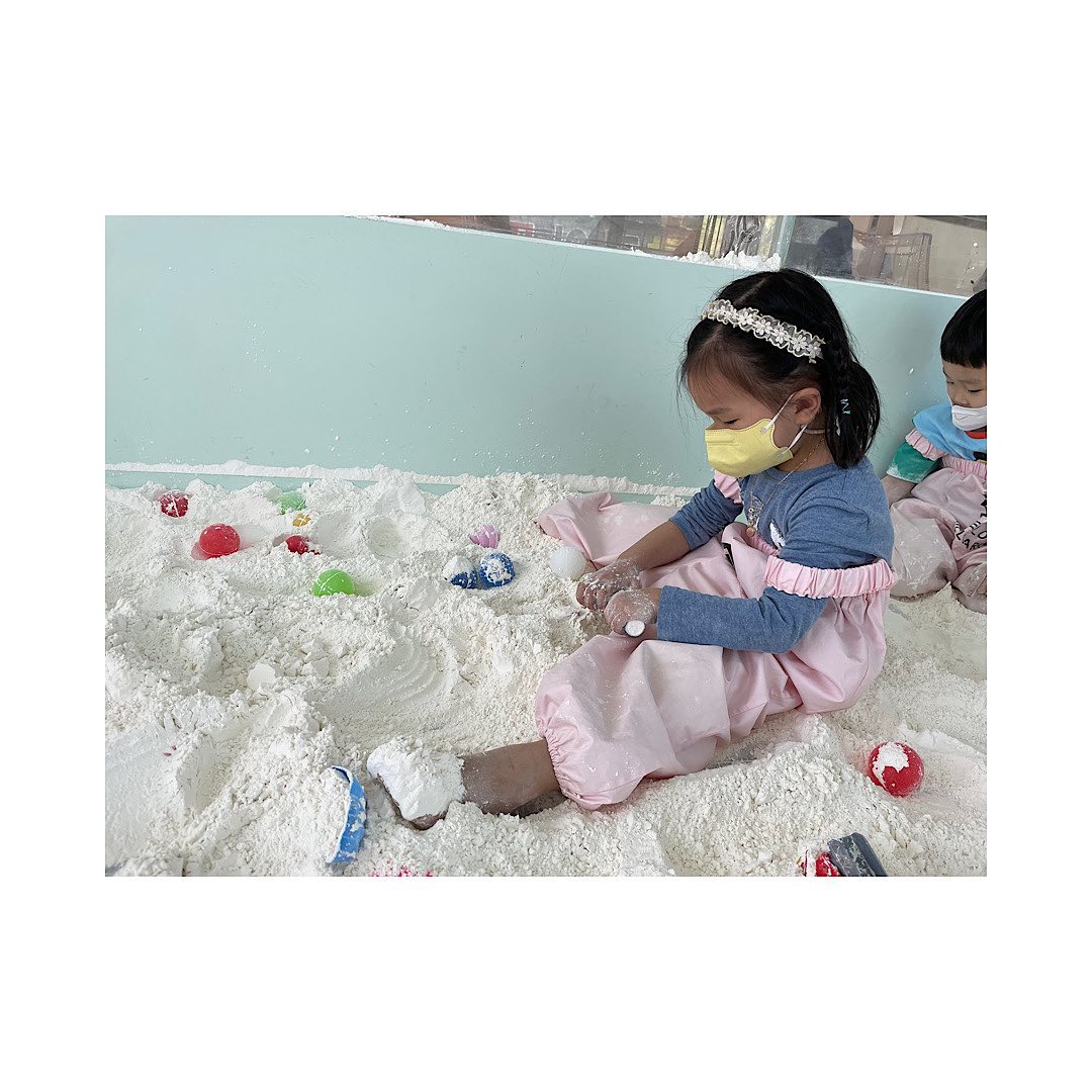 🎈 HAPPY children’s day 🎈
오전 10시부터 저녁 8시 까지 쭈욱 밖에서 ,,
정말 알차게 놀고 즐긴 어린이날 모르는 어린이들 ㅋㅋ
-
아이들을 즐겁고 행복하게 하기 위해서는 희생이 필요하다는걸 
너무 크게 느낌 ㅋㅋ
두명이 각기 다른 길로 흩어져서 1인1케어 필수지만
 “아이, 정말 재미있다💞” 라고 말하는 딸 보니 
내 모든 걸 다 쏟아도 아깝지 않네🥰
-
할머니&할아버지가 사주신 선물은 풀어볼 시간 도 없이 다녀서
선물 개봉식은 내일부터 🙈