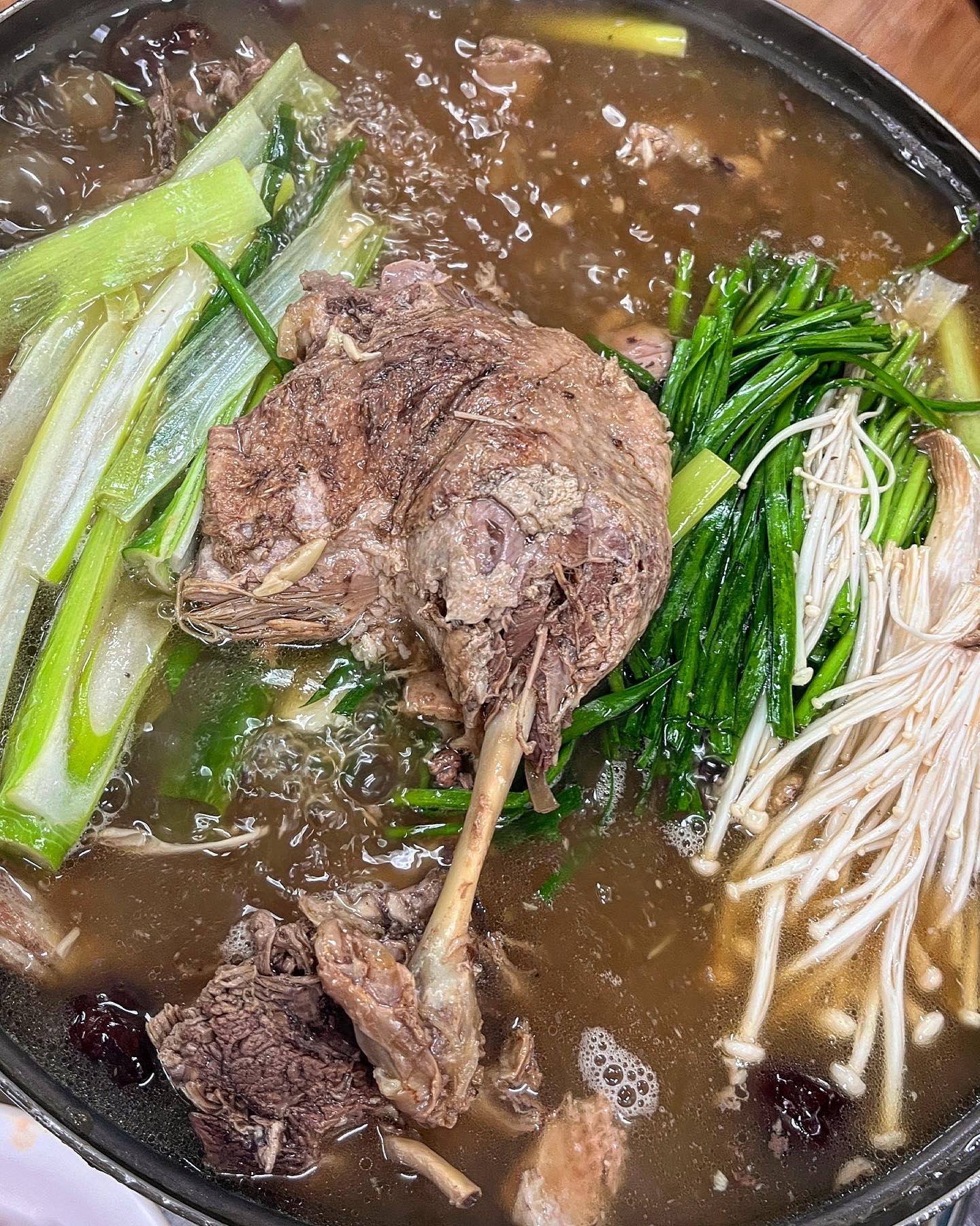 <은좌식당 옻오리>
오리 다리 하나가 전골냄비의 반을 차지하는
굉장히 큰 크기의 오리에요.🦴
무엇보다 마음에 드는진~한 국물에 대파와 부추!! 보양식으로 최고죠🥰

옻닭 국물에 끓인 죽이라 정말 색도 맛도 진해요! 또 죽이랑 김치가 정말 환상궁합이잖아요.
뜨끈한 죽 위에 시원한 신 김치 한 점 올려서 먹으면 한 그릇은 그냥 순삭!!😝

옻오리 한 마리 55,000원
(녹두 찹쌀죽 서비스) 미리 예약필수

#먹스타그램 #먹팔해요 #먹팔 #나랑_성동
#나랑_왕십리 #왕십리맛집 #왕십리술집 #왕십리보양식 #성동구맛집 #옻오리맛집 #옻닭맛집