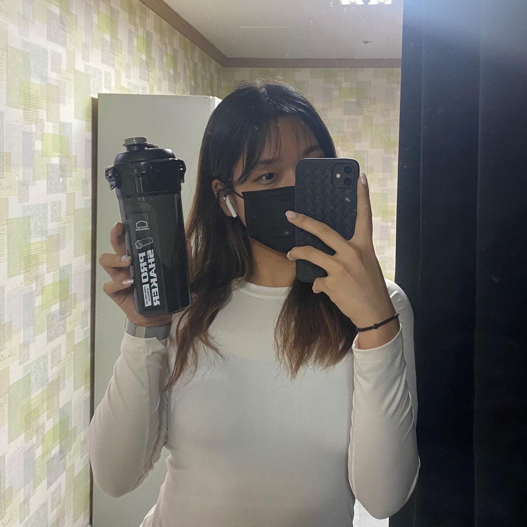 헬스공주 on Instagram: “프로 쉐이커 보틀 진짜 너무 예쁨 ㅠㅠ🖤 화이트에 이어서 이번엔 블랙이당🕶 사실 운동하다가 손에 힘 없어서 몇 번 떨어뜨렸는데 완전 말짱...ㅎㅎㅎ 진짜 세상 튼