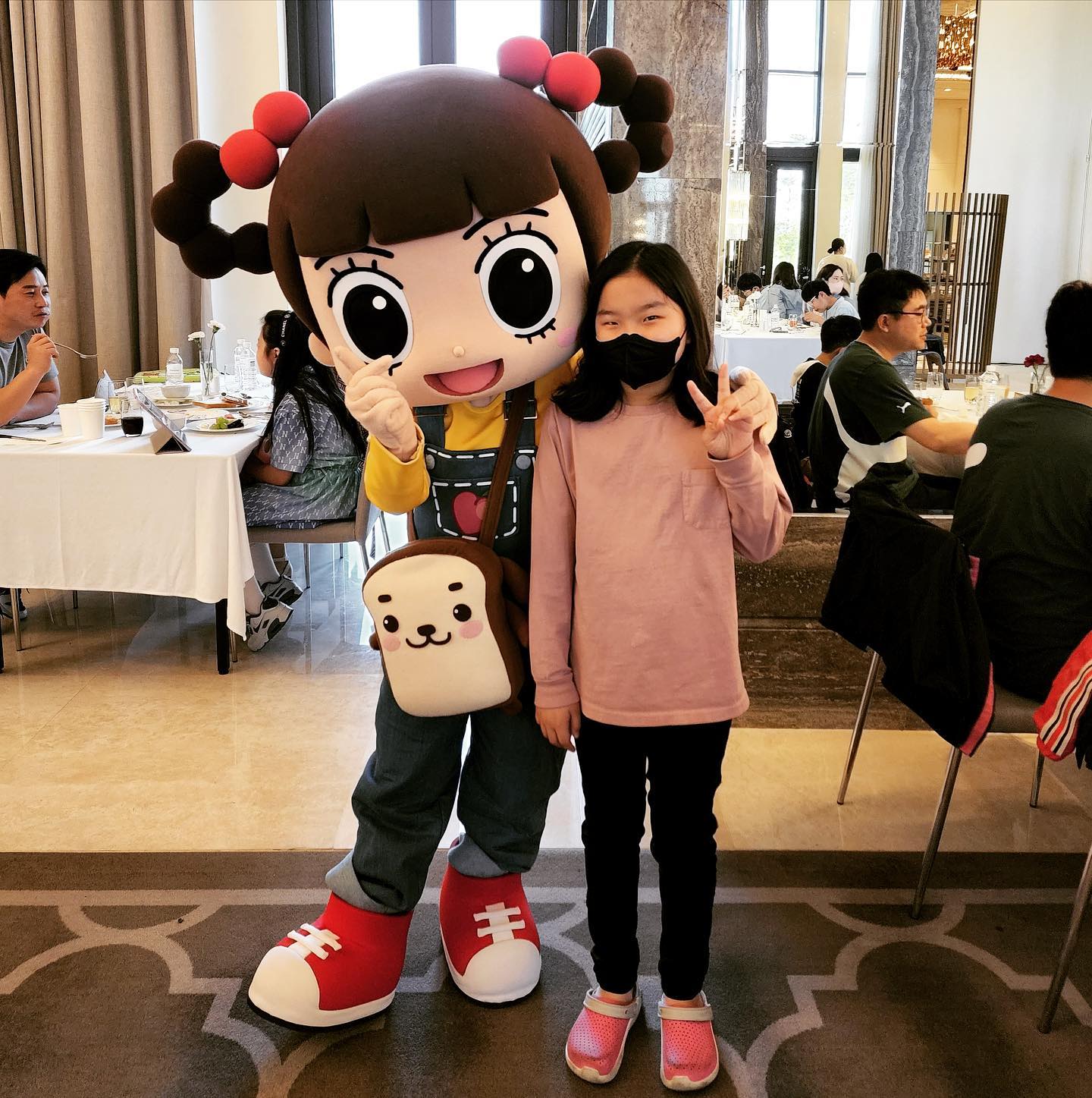 #솔자매네❤️
체크인 할 땐 자두 레고와 보드게임
조식 먹을땐 자두 와플!
자두 와플은 먹기 싫지만 자두와 사진은 찍어야겠는 우리 갓 십대된 큰딸과,
자두 좋고 자두와플도 좋은데 무서워서 다가가진 못하는 작은딸!
막내는 아직 더 키워야겠구나 😮‍💨
