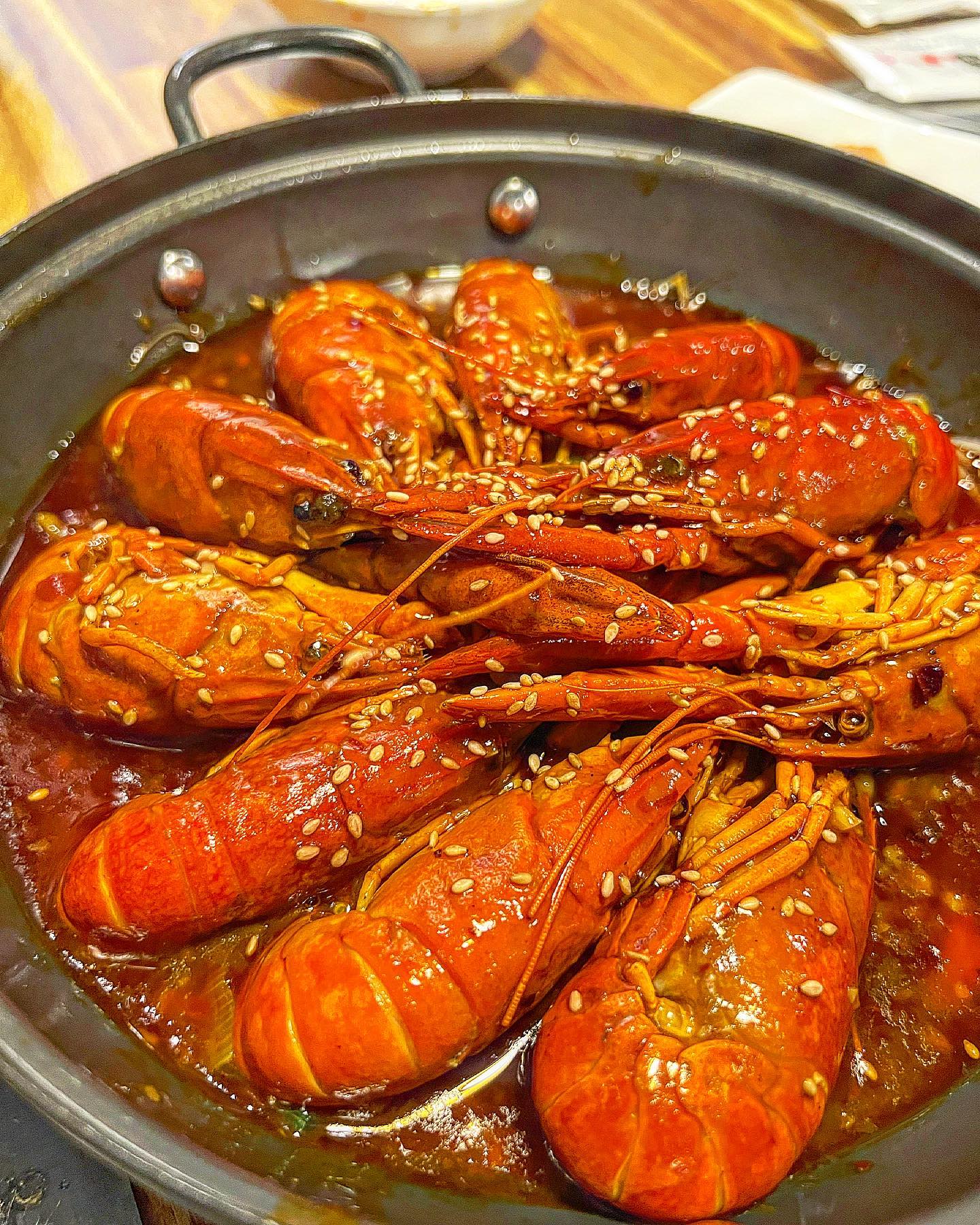 양꼬치에 진심이에요 저는..

☑️왕부_전라북도 익산

정말 핫한곳이죠ㅎㅎ매번 갈때마다 만석이었어요
그리고 저번에 먹어본다던 마라쇼룽샤!!!!!
드디어 먹어봤어요 기대만빵🔥🔥

근데 저는,,일찍이 말씀드리지만 마라가재꼬리 강추드립니동..!
결론은 그렇습니다ㅋㅋㅋㅋ살이 별로 없어요ㅠㅠ
까기도 힘들어요..마라 가재꼬리는 까기도 
쉽고 작지만 살도 오동통해서 씹는 맛이 좋았는데
마라쇼룽샤는.....🥺아쉬웠어요

저는 양꼬치집 가면 무조건 옥수수온면 시키는데
이 집 옥수수 온면은 약간 김치컵라면 달달하게
해 놓은 맛? 비스무리 했어요!!!!

양꼬치는 말해 무해요,,,,❤️

〰️
왕부(전라북도 익산 마동)

🏠전라북도 익산시 마동 349-3
⏰화-일 16:00~새벽 02:00시

✔️다음에 갈때 양꼬치에 마라가재꼬리 크림새우 먹을거에요,,
저는 항상 다음 메뉴를 미리 정해놓는 스타일,,🐰🤍

#땡초러버_전라도익산